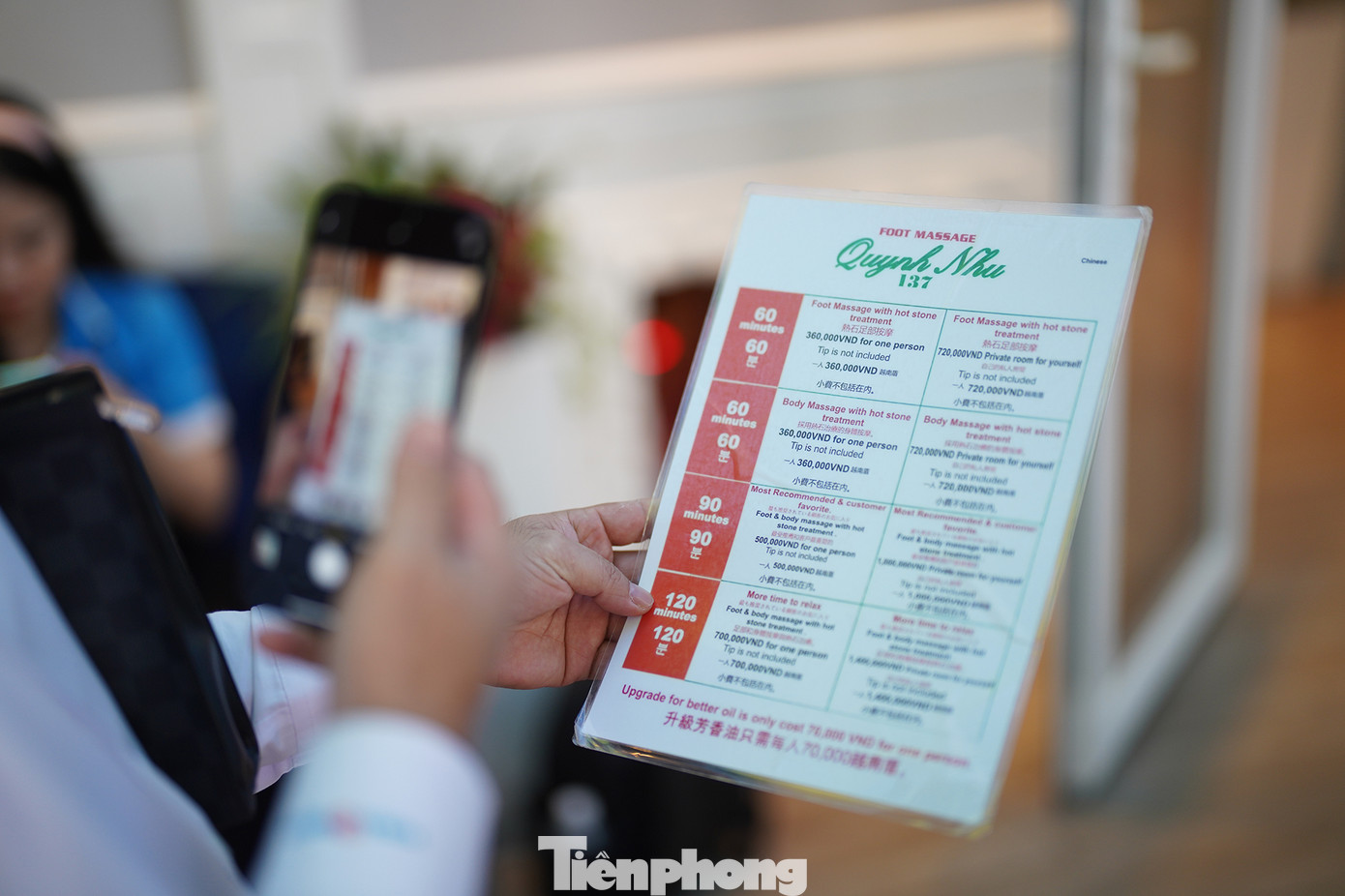 Ông Khâm tranh thủ chụp lại bảng gía dịch vụ spa để đến bấm huyệt, xoa bóp mỗi cuối tuần.