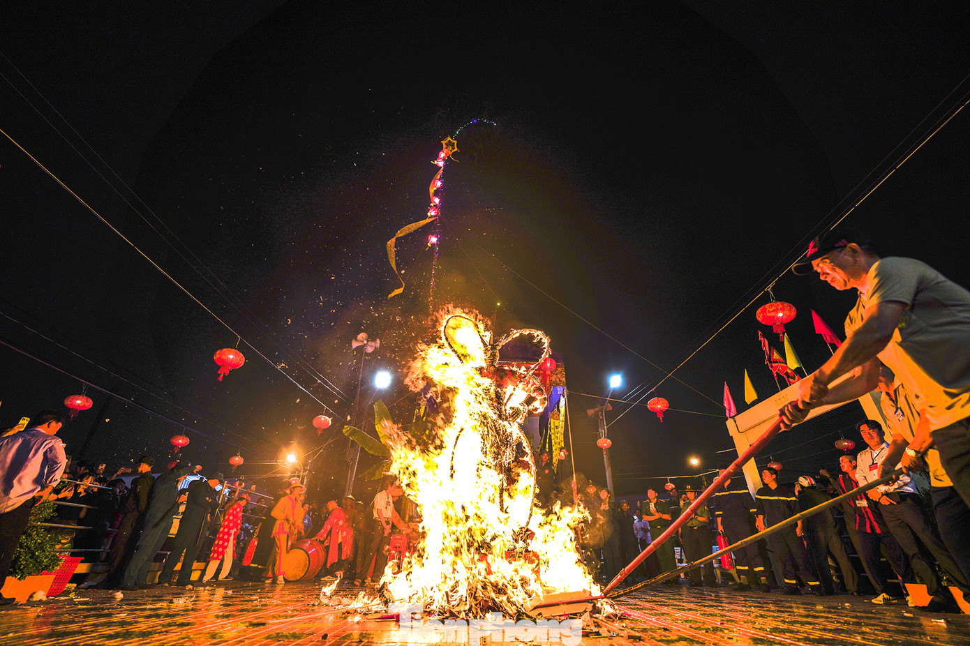 Xô giàn là nghi thức quan trọng nhất trong lễ hội Làm Chay, mang ý nghĩa tiễn đưa cô hồn. Sau nghi thức này, hình Ông Tiêu cùng vàng mã được đốt. Tượng Tiêu Diện Đại Sĩ (là hóa thân của Bồ Tát Quán Thế Âm, chuyên hàng phục quỷ yêu và cứu độ chúng sinh) được đoàn rước trang trọng thỉnh từ chùa Ông đến giàn ông Tiêu tại sân Đình Tân Xuân, đi kèm với đoàn lân, cờ, lọng… tạo nên khung cảnh linh thiêng và uy nghiêm.