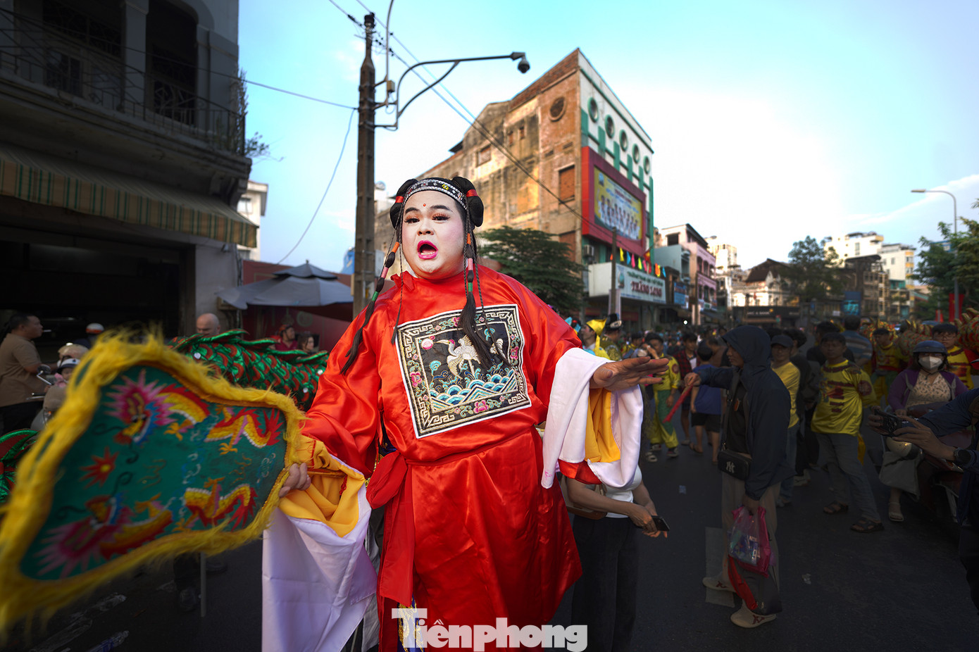 Trong nhóm diễn viên Bát Tiên, nhiều bạn đã có thâm niên vào vai hơn mười năm. Phần trình diễn của Bát Tiên phải đi trên cà kheo nên công tác chuẩn bị khá kỹ.