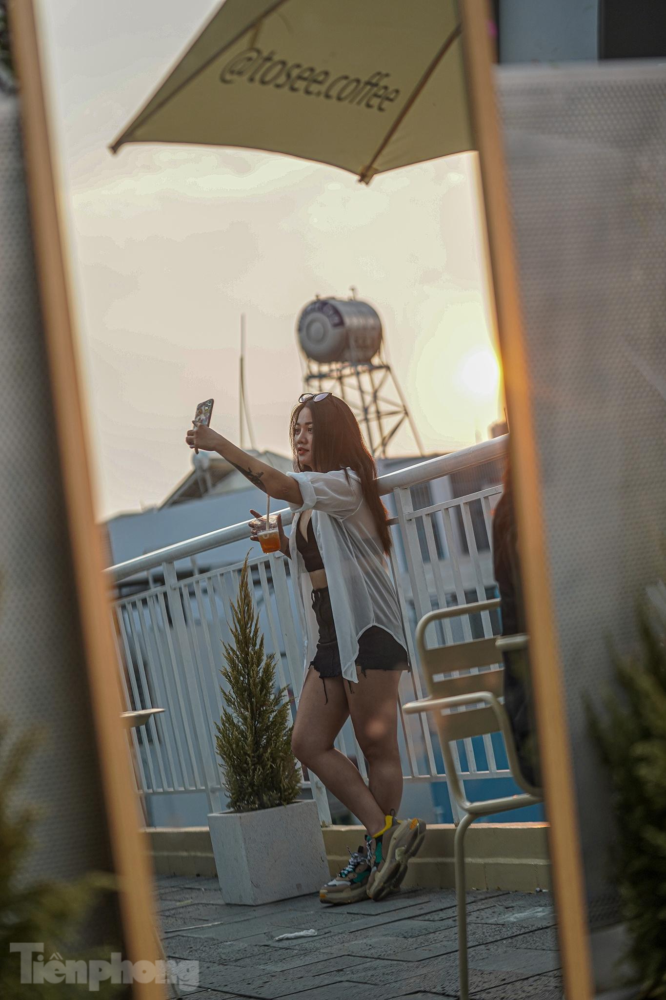 Không gian sân thượng thời điểm ráng chiều cũng tạo cho các bạn trẻ cảm hứng chụp hình. Bạn Đặng Thị Hồng Liên là một nhân viên tư vấn, ngụ quận 4, cũng tranh thủ đến đây thư giãn sau giờ làm việc. "Thực sự thời gian thành phố giãn cách khiến những người trẻ như mình ở yên một chỗ khá căng thẳng. Những không gian mới lạ như thế này giúp mình có thể lấy lại năng lượng tích cực, trở lại công việc tốt hơn", Liên chia sẻ.