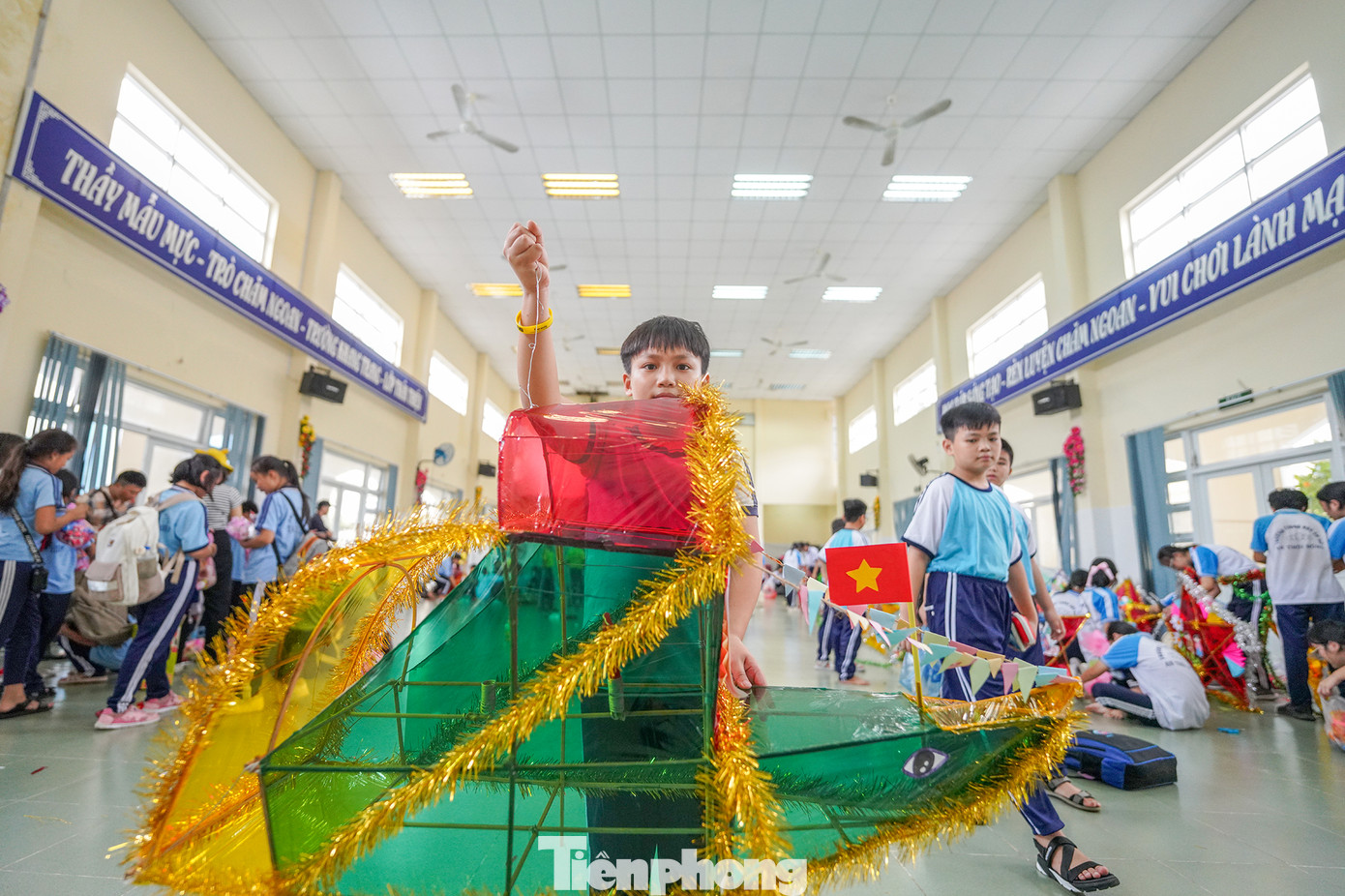 Nhóm các bé của Trường tiểu học Long Thạnh với chiếc đèn lồng hình chiếc thuyền Nghinh Ông.