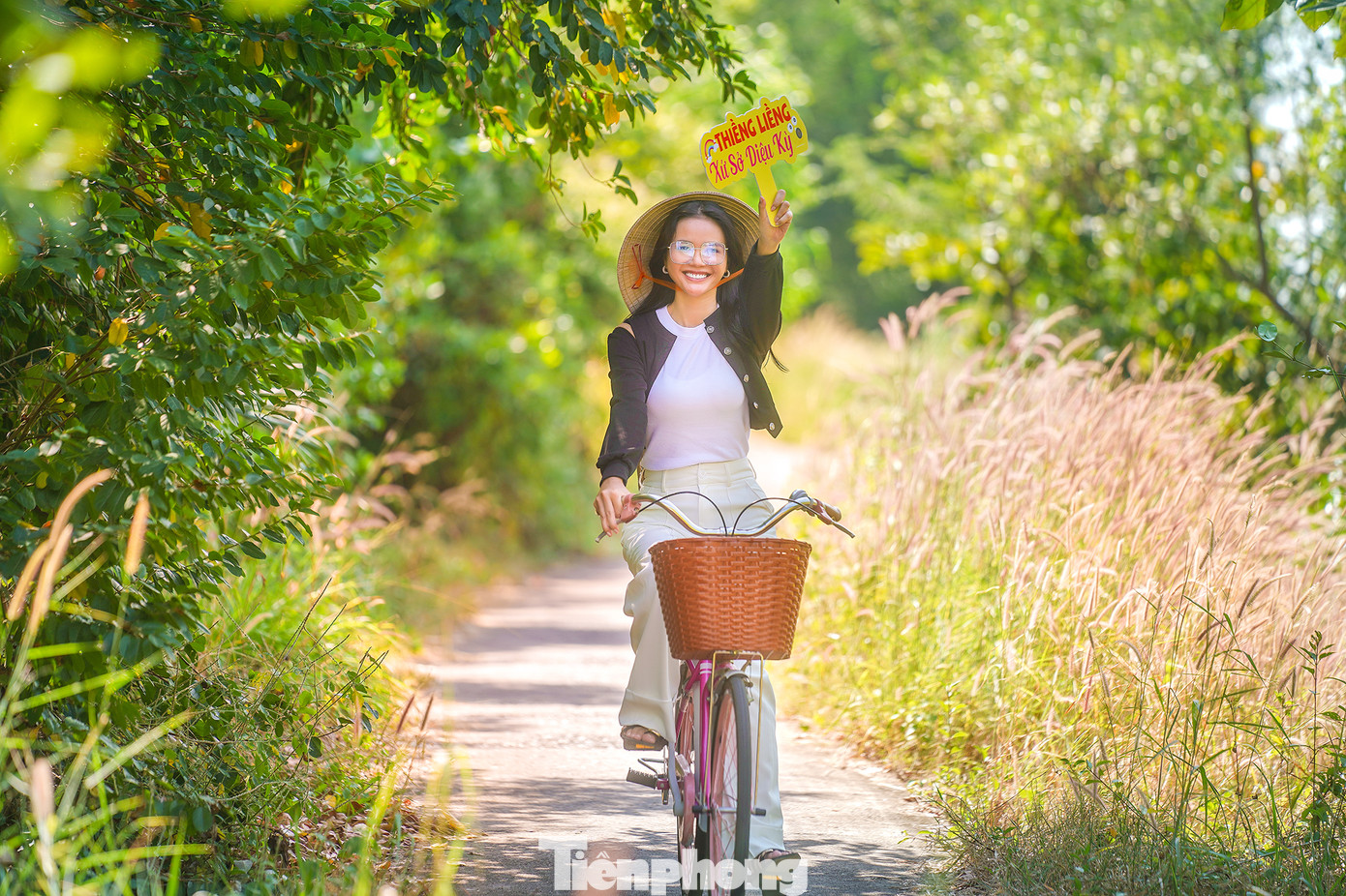 Vừa đặt chân lên ấp đảo, du khách sẽ nhận xe đạp lượn một vòng qua các địa điểm "check-in" với đoạn đường dài khoảng 4km độc đạo hình oval uốn quanh những ruộng muối, sông, rạch và rừng ngập mặn. "Tranh thủ kỳ nghỉ này, tôi có việc xuống TPHCM, sẵn kết hợp khám phá ấp đảo này", bạn HBella HDok (áo trắng, người Ê Đê, ngụ TP Buôn Ma Thuột) chia sẻ.