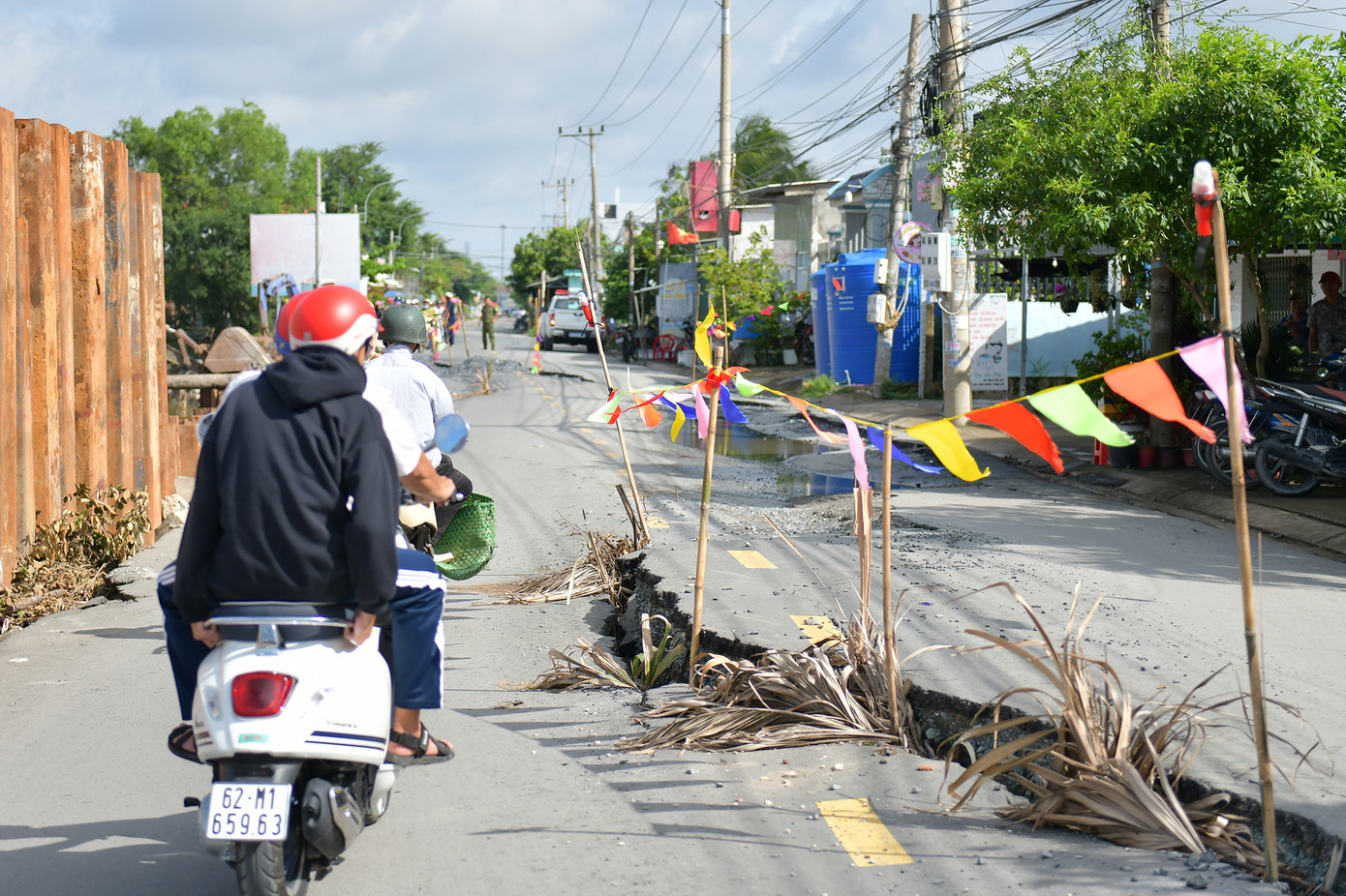 Theo Giám đốc Sở Nông nghiệp và Phát triển nông thôn Long An Nguyễn Thanh Truyền, trước tình trạng sạt lở trên Đường tỉnh 826C, ngành Nông nghiệp đã triển khai dự án xử lý sạt lở bờ sông Cần Giuộc. Đến nay, các đơn vị thi công đã tổ chức thi công được khoảng 50% khối lượng, giải ngân được khoảng 60/130 tỉ đồng. Để tổ chức thi công kè bê tông xử lý sạt lở, đơn vị thi công đã phải gia cố thêm lớp cừ Larsen để bảo đảm an toàn, không sụp lún trong quá trình thi công. Theo Giám đốc Sở Nông nghiệp và Phát triển nông thôn Long An Nguyễn Thanh Truyền, trước tình trạng sạt lở trên Đường tỉnh 826C, ngành Nông nghiệp đã triển khai dự án xử lý sạt lở bờ sông Cần Giuộc. Đến nay, các đơn vị thi công đã tổ chức thi công được khoảng 50% khối lượng, giải ngân được khoảng 60/130 tỉ đồng. Để tổ chức thi công kè bê tông xử lý sạt lở, đơn vị thi công đã phải gia cố thêm lớp cừ Larsen để bảo đảm an toàn, không sụp lún trong quá trình thi công.