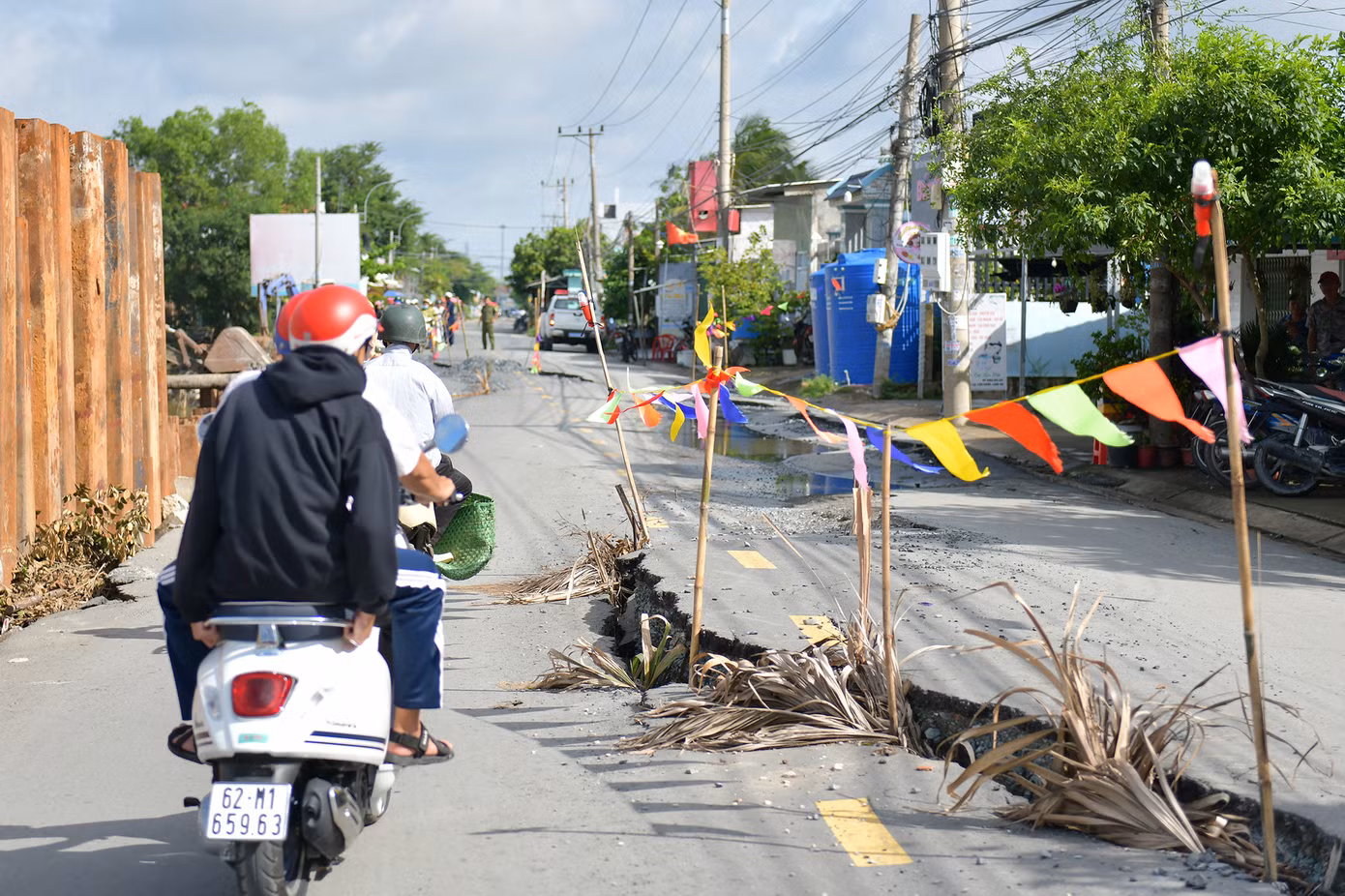 Theo Giám đốc Sở Nông nghiệp và Phát triển nông thôn Long An Nguyễn Thanh Truyền, trước tình trạng sạt lở trên Đường tỉnh 826C, ngành Nông nghiệp đã triển khai dự án xử lý sạt lở bờ sông Cần Giuộc. Đến nay, các đơn vị thi công đã tổ chức thi công được khoảng 50% khối lượng, giải ngân được khoảng 60/130 tỉ đồng. Để tổ chức thi công kè bê tông xử lý sạt lở, đơn vị thi công đã phải gia cố thêm lớp cừ Larsen để bảo đảm an toàn, không sụp lún trong quá trình thi công.