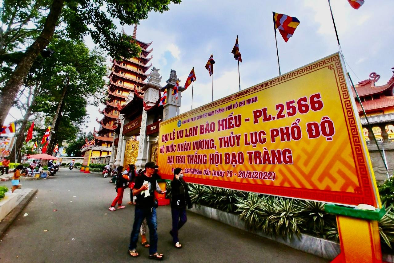 Phía trước Việt Nam Quốc Tự, nhiều Phật tử đến vào các khung giờ khác nhau nên không có cảnh chen chúc. Phía trước Việt Nam Quốc Tự, nhiều Phật tử đến vào các khung giờ khác nhau nên không có cảnh chen chúc.