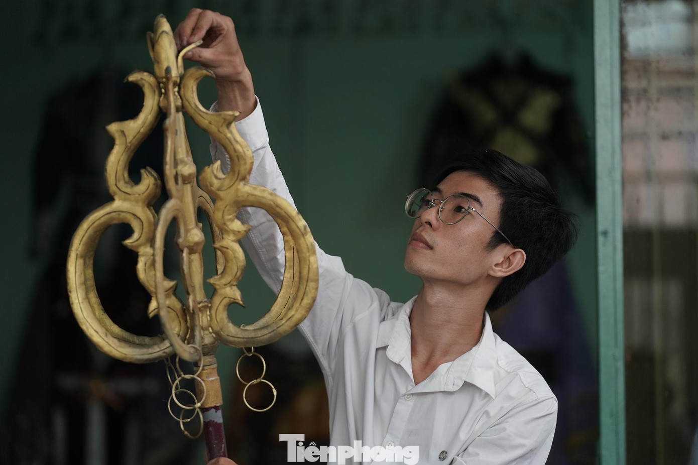 Dịch tạm ổn, Tín quay lại TPHCM, thuê một căn nhà ở quận 12 để làm phục trang và chứa đồ.