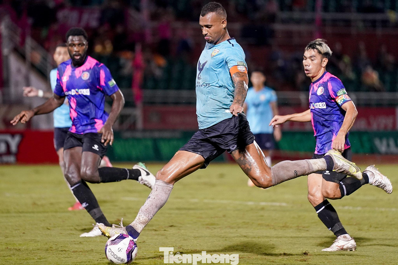 Bị dẫn trước 2 bàn, Hồng Lĩnh Hà Tĩnh bắt đầu dồn lên tấn công và họ có bàn rút ngắn tỉ số xuống còn 2-3 ở phút 67. Từ đường chuyền dọn cỗ của Machado, Janclesio thoát xuống tung cú sút vào góc gần đánh bại thủ môn Văn Phong (Sài Gòn FC).