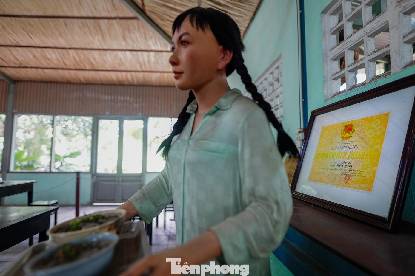 Quán nằm ở trung tâm Sài Gòn, thu hút đông thực khách nên cũng là cơ sở kinh doanh để nuôi sống gia đình ông Tửng và cung cấp tài chính cho cách mạng. Các nhân viên trong quán đều là người nhà của ông Tửng, ai cũng ủng hộ việc nuôi giấu cán bộ, biệt động, đảm bảo hoạt động luôn được bí mật. Quán nằm ở trung tâm Sài Gòn, thu hút đông thực khách nên cũng là cơ sở kinh doanh để nuôi sống gia đình ông Tửng và cung cấp tài chính cho cách mạng. Các nhân viên trong quán đều là người nhà của ông Tửng, ai cũng ủng hộ việc nuôi giấu cán bộ, biệt động, đảm bảo hoạt động luôn được bí mật.