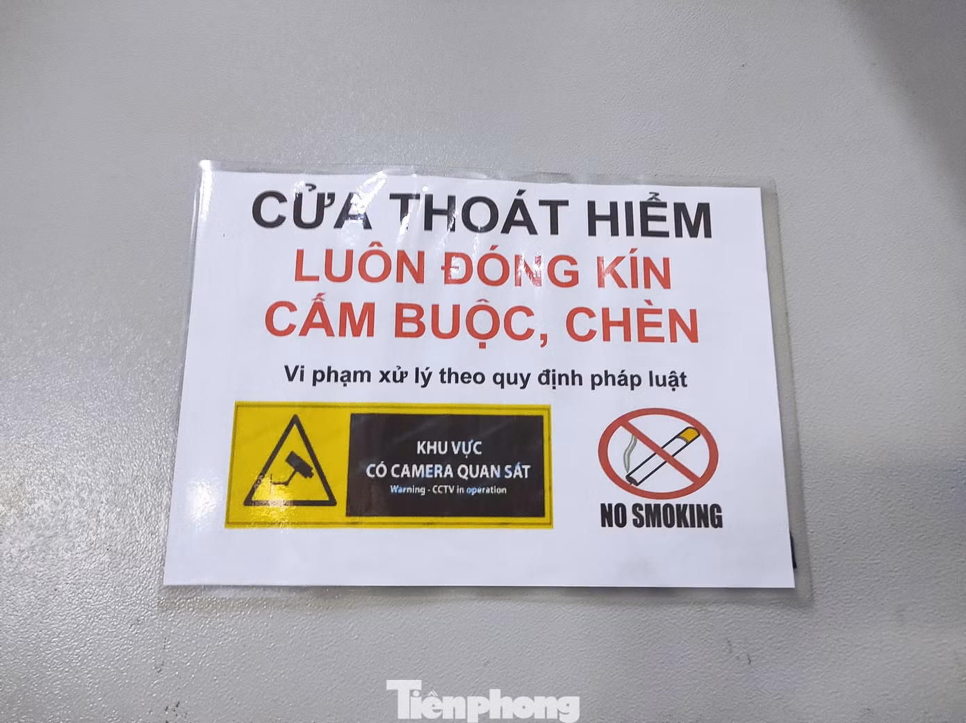 Bảng thông tin chi tiết được dán ngay cửa thoát hiểm.