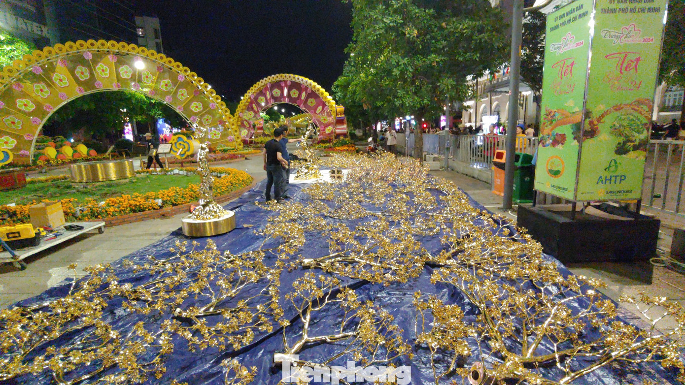 Cây hoàn kim được tháo rời, kiểm kê chi tiết trước khi được chuyển đi.