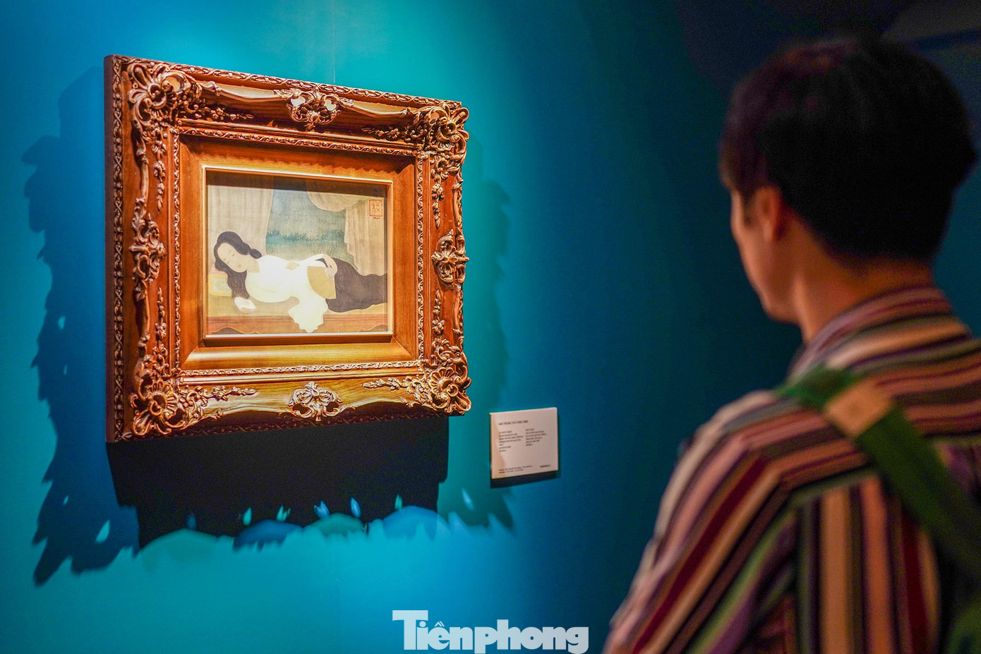 Một nhà nghiên cứu đứng trầm ngâm trước tác phẩm Ngủ trưa của tác giả Mai Trung Thứ (1906-1980) vẽ năm 1942. Một nhà nghiên cứu đứng trầm ngâm trước tác phẩm Ngủ trưa của tác giả Mai Trung Thứ (1906-1980) vẽ năm 1942.