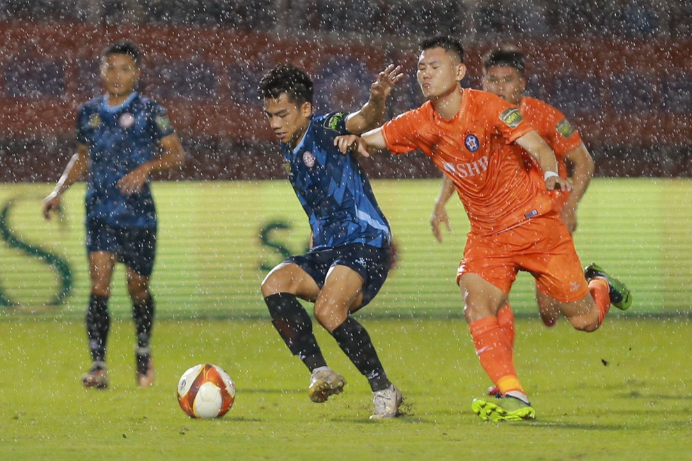 Với tính chất của trận &quot;chung kết ngược&quot;, cả 2 đội chủ động tạo ra thế trận cực kỳ chặt chẽ. Thế nhưng, các khán giả trên sân Thống Nhất vẫn được chứng kiến nhiều cơ hội đến từ 2 đội.