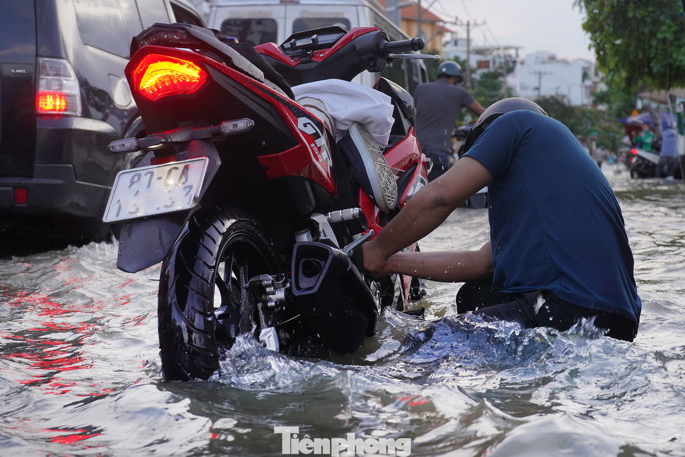 Triều cường buộc người dân nơi đây phải thích nghi, tìm mọi cách chống chọi. "Bị chết máy riết quen, tôi mang cả mớ bu-gi (bộ phận đánh lửa xe máy) theo, ướt là thay", ông Ngà (ngụ phường Tân Thuận Tây, Quận 7) chia sẻ khi đang thay chiếc bu-gi mới.