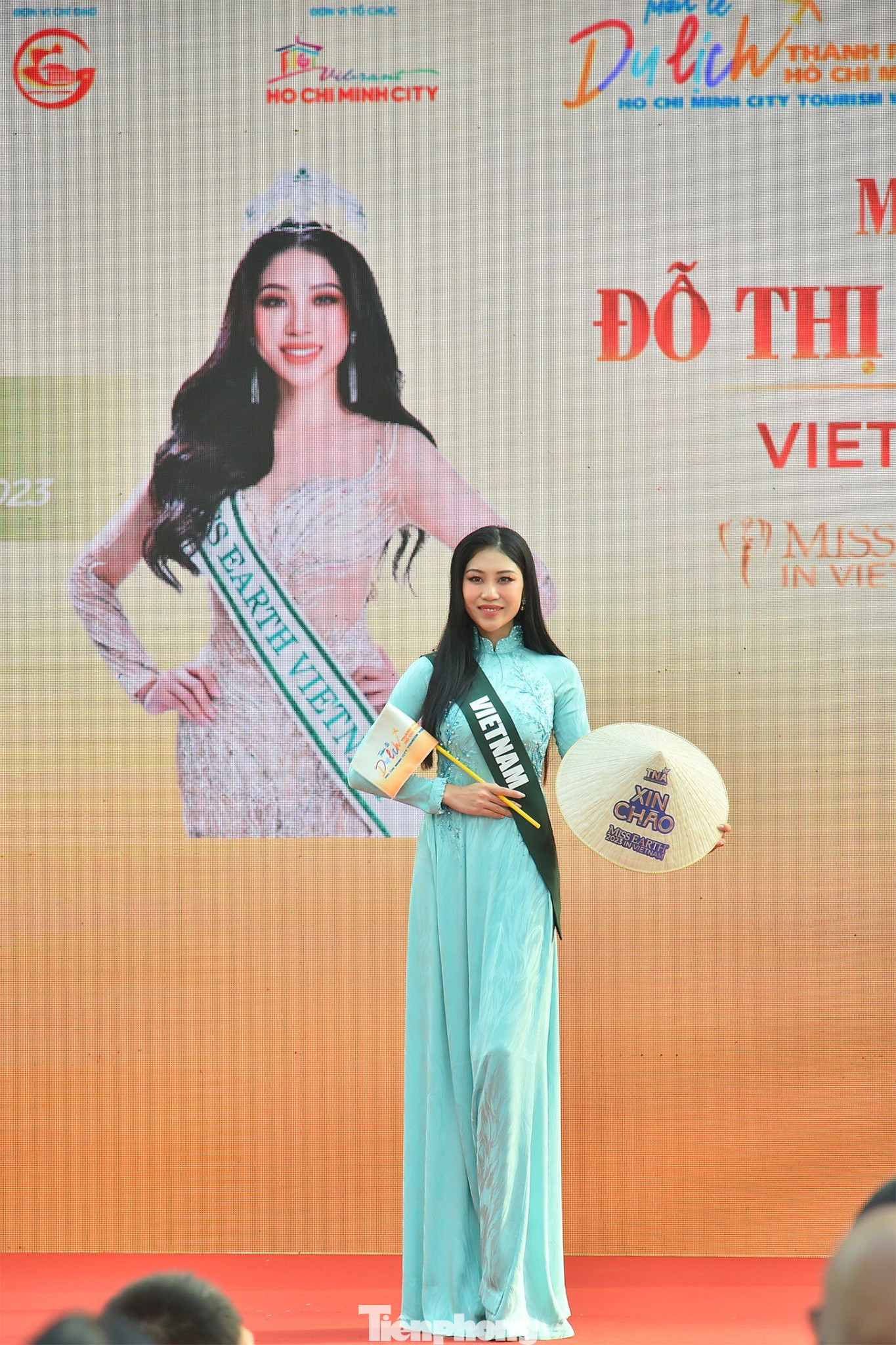 Tân Hoa hậu Trái đất Việt Nam 2023 Lan Anh sở hữu vóc dáng săn chắc với chiều cao 1,71 m và có số đo hình thể 85-60-95cm. Lan Anh sinh năm 1997, rời quê nhà từ năm 1 tuổi để sang châu Âu, sau đó định cư ở Mỹ cùng gia đình. Trong đêm chung kết, Miss Earth Vietnam 2023 lựa chọn thuyết trình song ngữ. Lan Anh muốn nói tiếng Việt tại cuộc thi. Người đẹp cho biết: "Tôi tự hào là người Việt Nam. Ở Mỹ 20 năm nhưng tôi nói tiếng Việt tạm được".