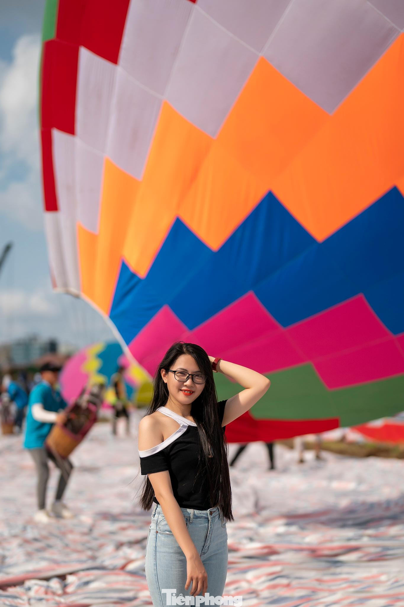 Một bạn trẻ thả dáng bên khinh khí cầu.