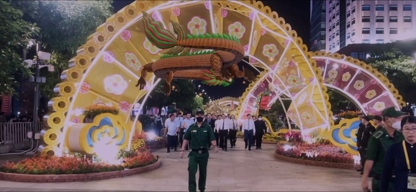 Đặc biệt, linh vật rồng trên Đường hoa cũng nổi bật về tính thân thiện môi trường khi hơn 90% vật liệu chế tác là thép tạo hình và hệ thống mành quạt nan bao phủ toàn thân giả vẩy (linh vật cổng chào) hoặc hệ thống đèn led khắp thân tạo hiệu ứng (rồng cổng kết). Đặc biệt, linh vật rồng trên Đường hoa cũng nổi bật về tính thân thiện môi trường khi hơn 90% vật liệu chế tác là thép tạo hình và hệ thống mành quạt nan bao phủ toàn thân giả vẩy (linh vật cổng chào) hoặc hệ thống đèn led khắp thân tạo hiệu ứng (rồng cổng kết).