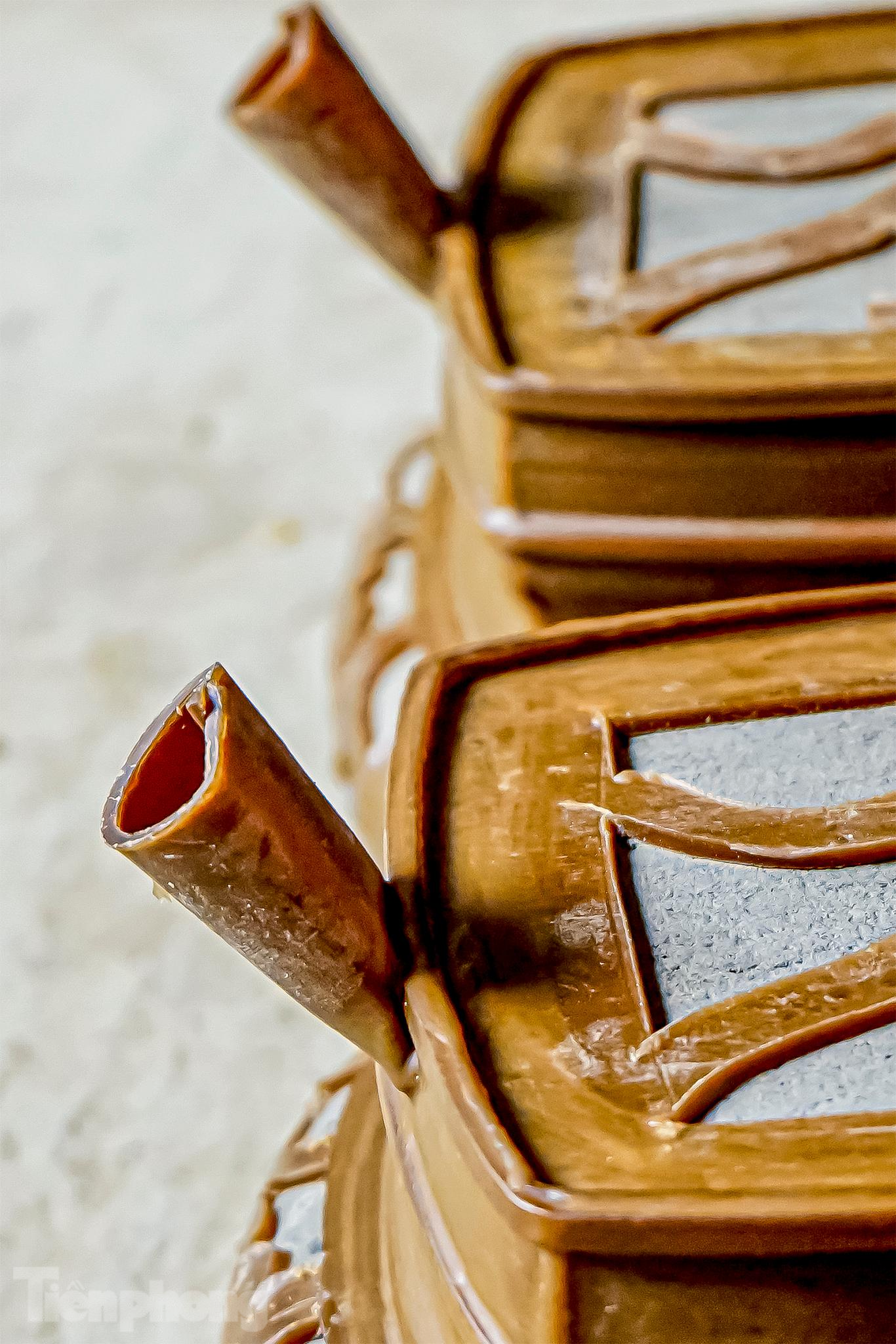 Mỗi khuôn sau khi bít sáp sẽ được gắn thêm phễu sáp làm đường dẫn đồng nóng chảy. Mỗi khuôn sau khi bít sáp sẽ được gắn thêm phễu sáp làm đường dẫn đồng nóng chảy.