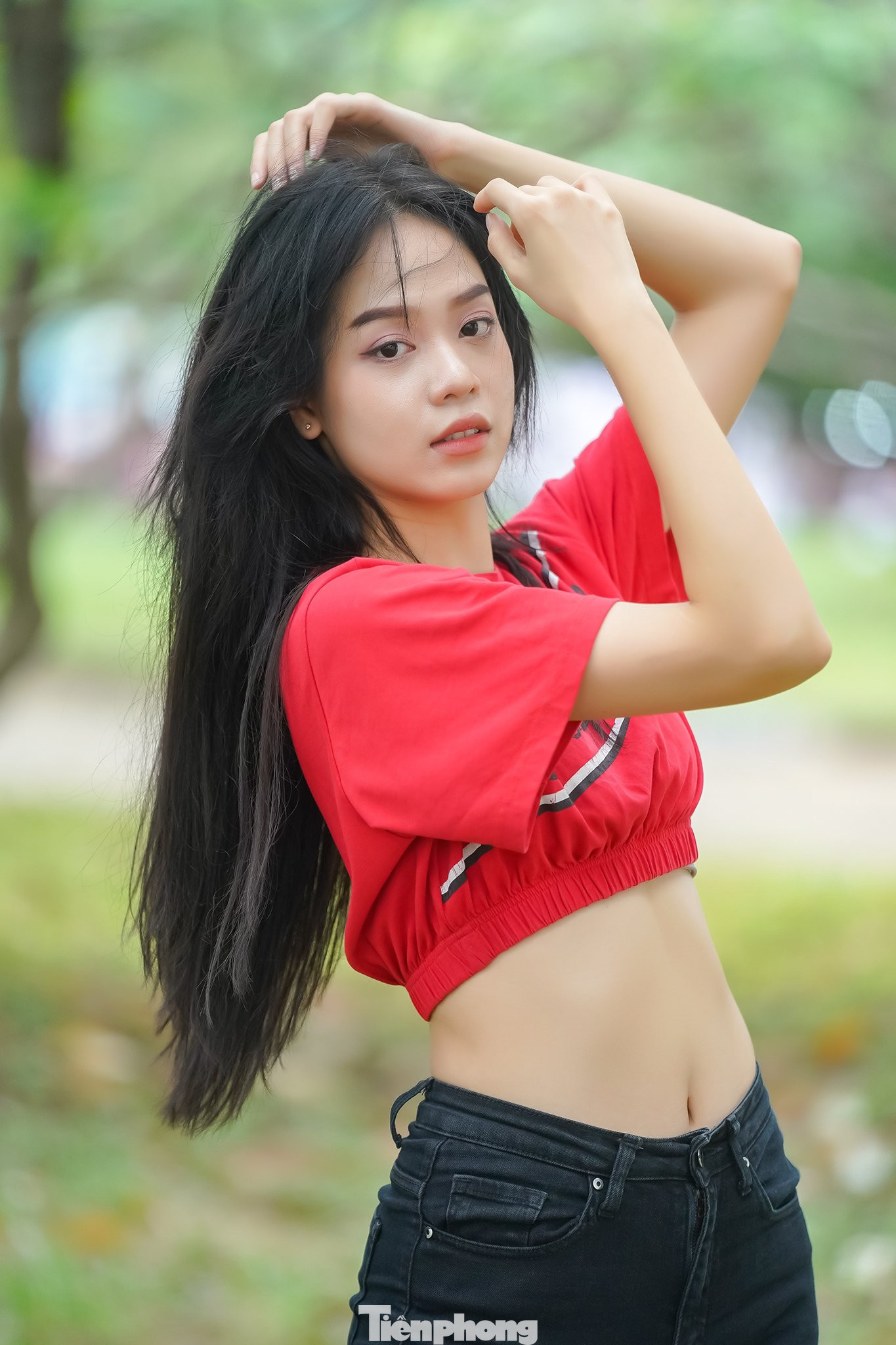 Sau mỗi buổi tập luyện, Thanh Thủy thường cùng thí sinh rèn kỹ năng tạo dáng bên ngoài phòng tập. Phóng viên Tiền Phong kịp ghi lại những bức ảnh độc của Thanh Thủy trước khi cô trở thành đương kim Hoa hậu Việt Nam.