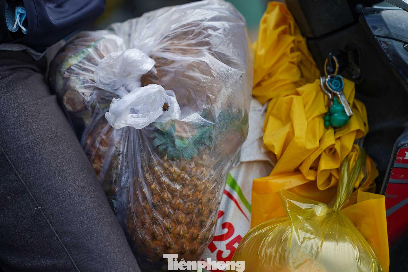 Một túi khóm trên một xe máy đến từ Cần Thơ.