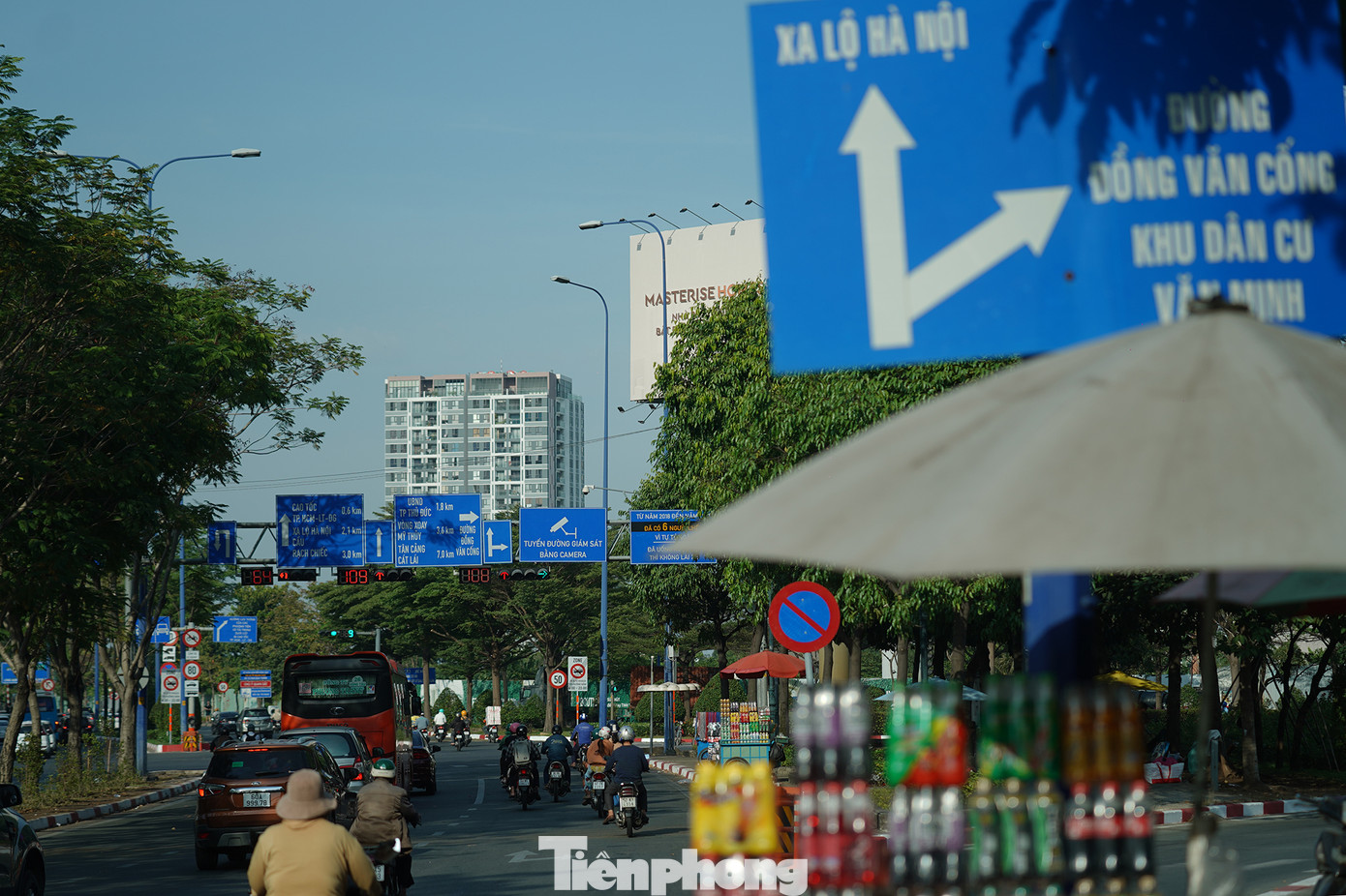 Con đường bắt đầu từ ngã ba giao với đại lộ Mai Chí Thọ.