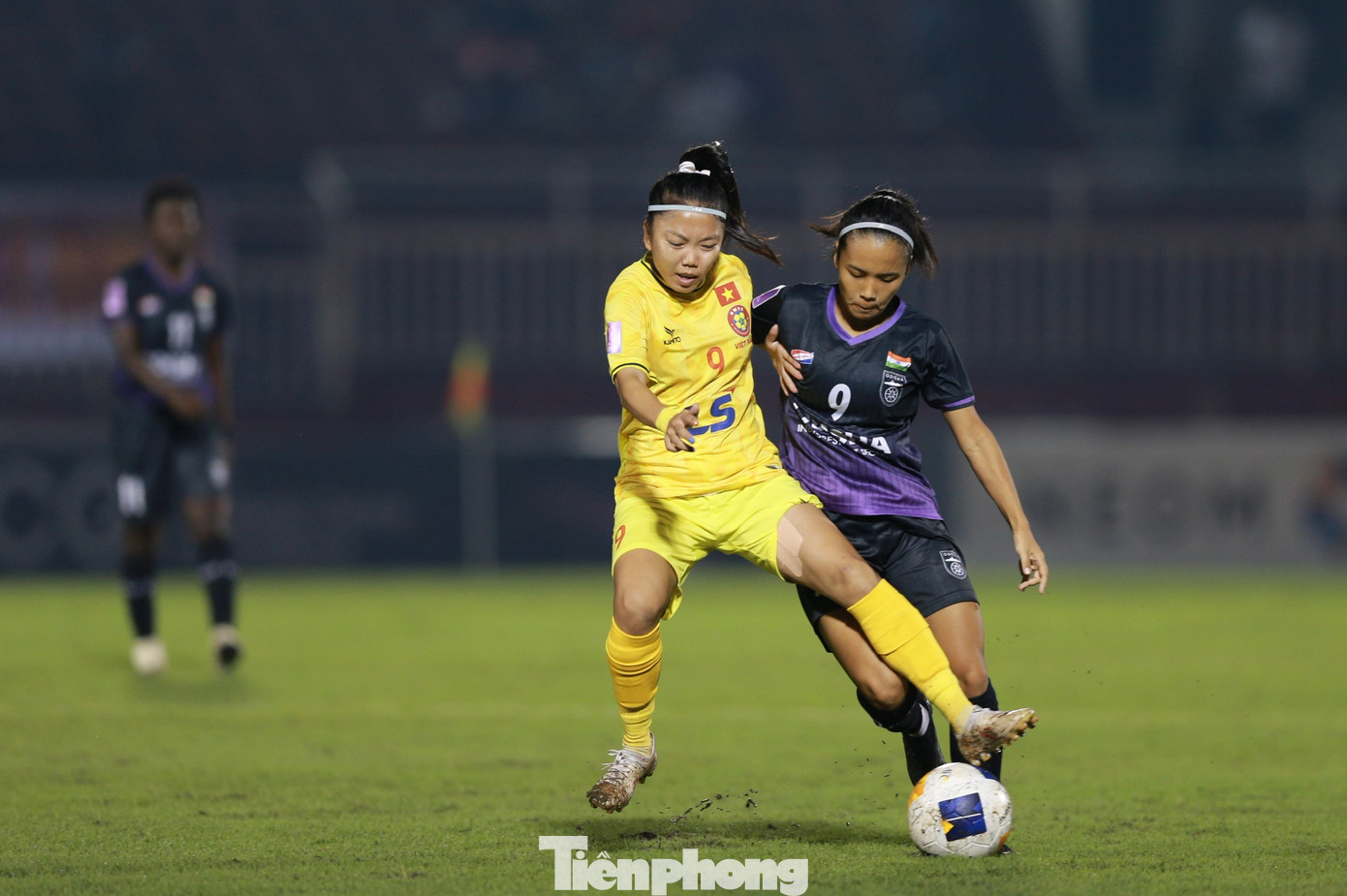 Cuối hiệp 1, Thu Thảo trả ngược hợp lý để Huỳnh Như đệm bóng cận thành nới rộng cách biệt cho TPHCM.