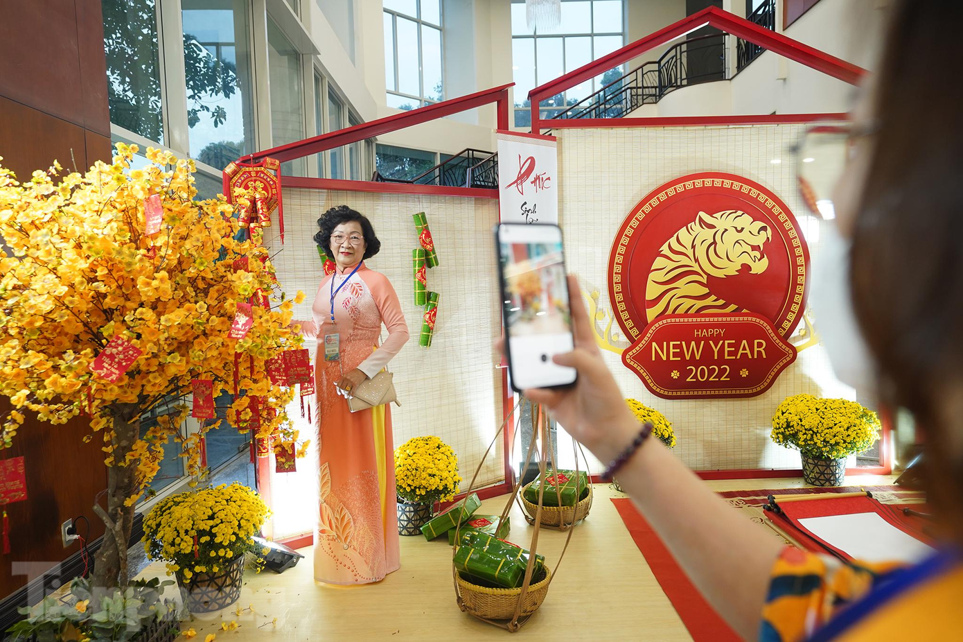 Chiều tối 25/1, hàng trăm kiều bào, người nước ngoài đang sinh sống và làm việc tại TPHCM đã đến buổi họp mặt của lãnh đạo TPHCM với người Việt Nam ở nước ngoài nhân dịp Xuân Nhâm Dần 2022.