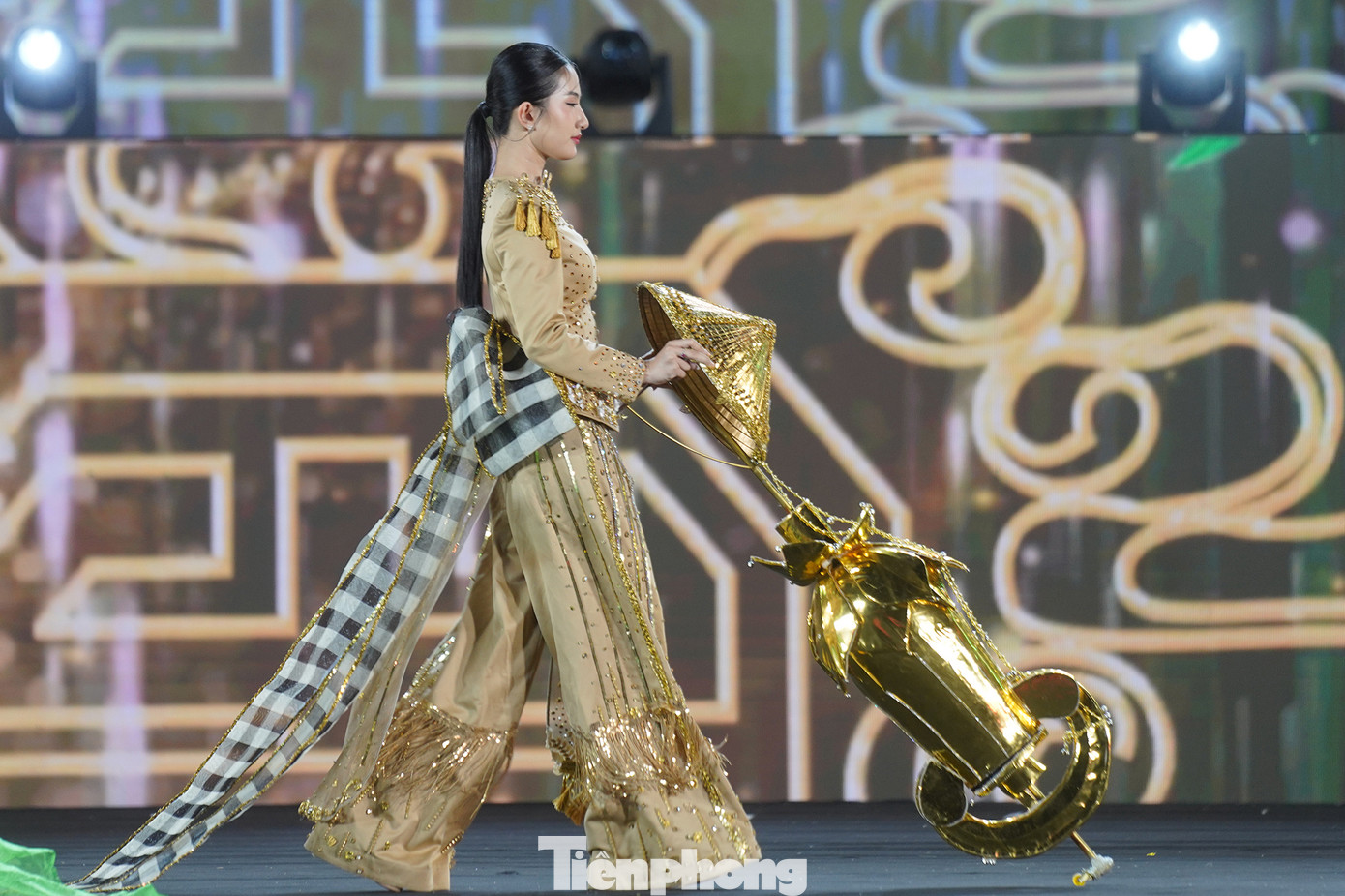 Hình ảnh ấn tượng của hai bộ trang phục lấy ý tưởng từ lá dừa và máy làm cốm.