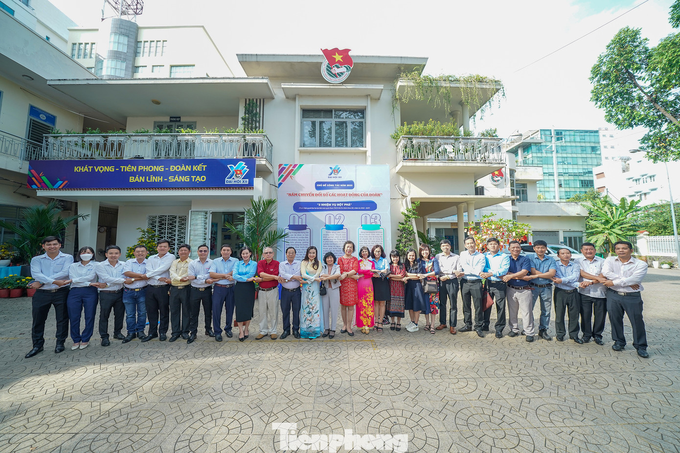 Chị Nguyễn Phạm Duy Trang chụp ảnh cùng nguyên cán bộ Trung ương Đoàn và tập thể cán bộ, nhân viên các cơ quan thuộc Trung ương Đoàn (phía Nam).