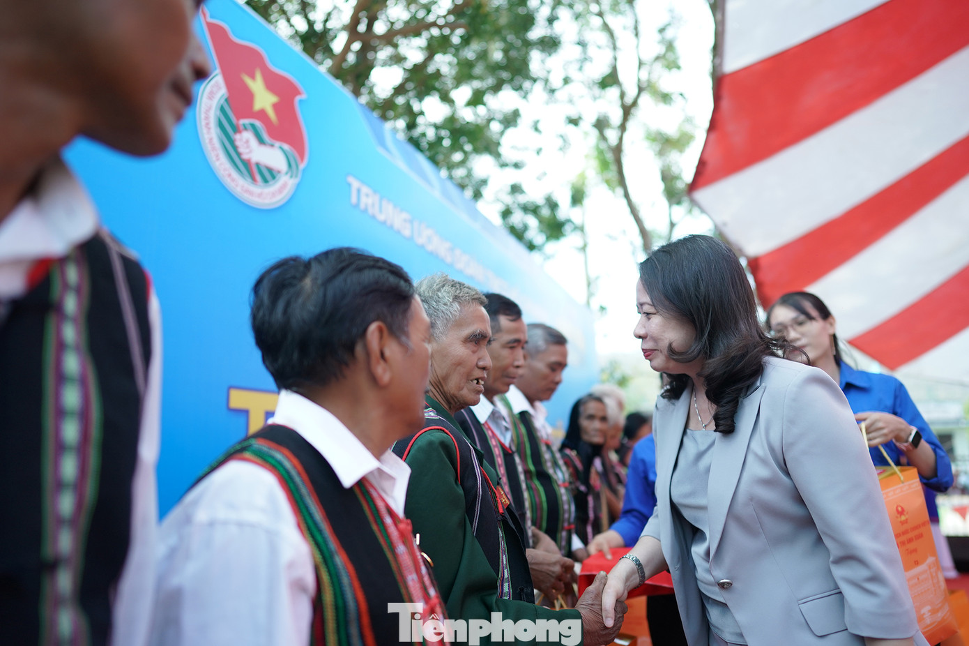 Quyền Chủ tịch nước Võ Thị Ánh Xuân tặng quà cho đồng bào các dân tộc ít người, có hoàn cảnh khó khăn.