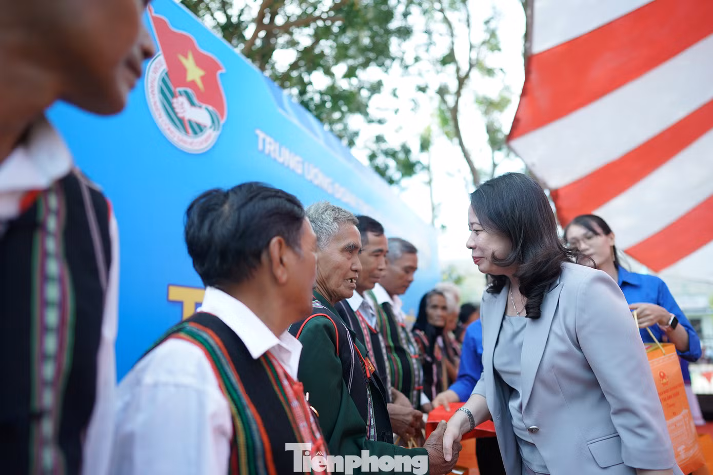 Quyền Chủ tịch nước Võ Thị Ánh Xuân tặng quà cho đồng bào các dân tộc ít người, có hoàn cảnh khó khăn.
