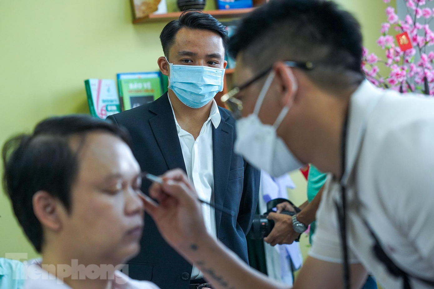 Nhiều vị hôn phu cũng đứng ngồi không yên trong lúc chờ trang điểm. Nhiều vị hôn phu cũng đứng ngồi không yên trong lúc chờ trang điểm.