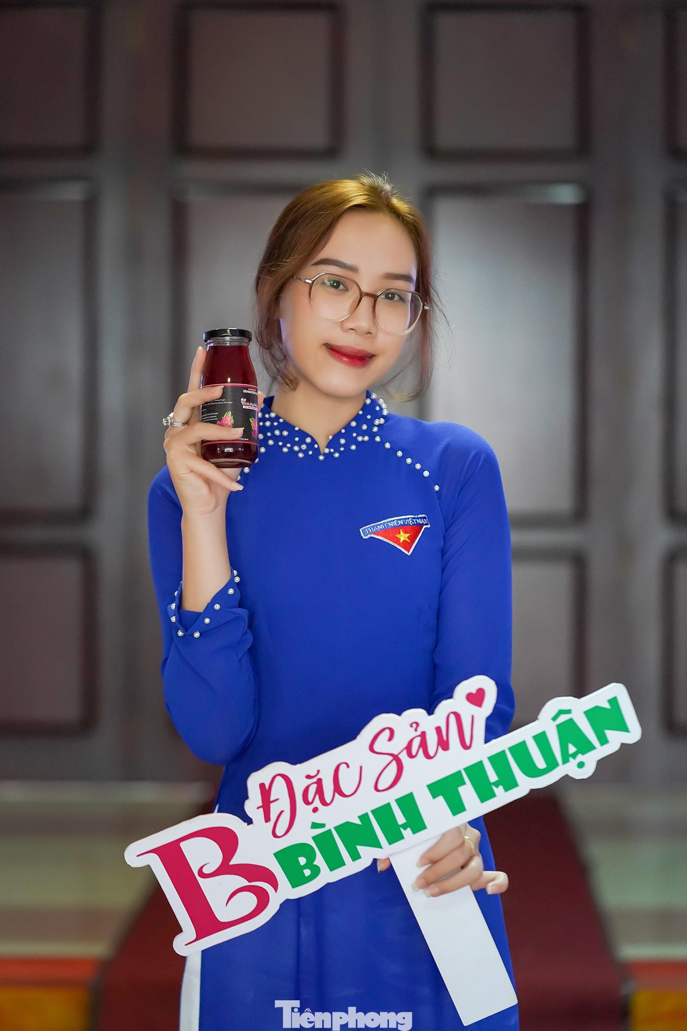 Đoàn viên Huỳnh Ngọc Uyên Vy (2002), SV năm 2 ĐH Phan Thiết giới thiệu nước thanh long của quê hương Hàm Thắng, huyện Hàm Thuận Bắc.