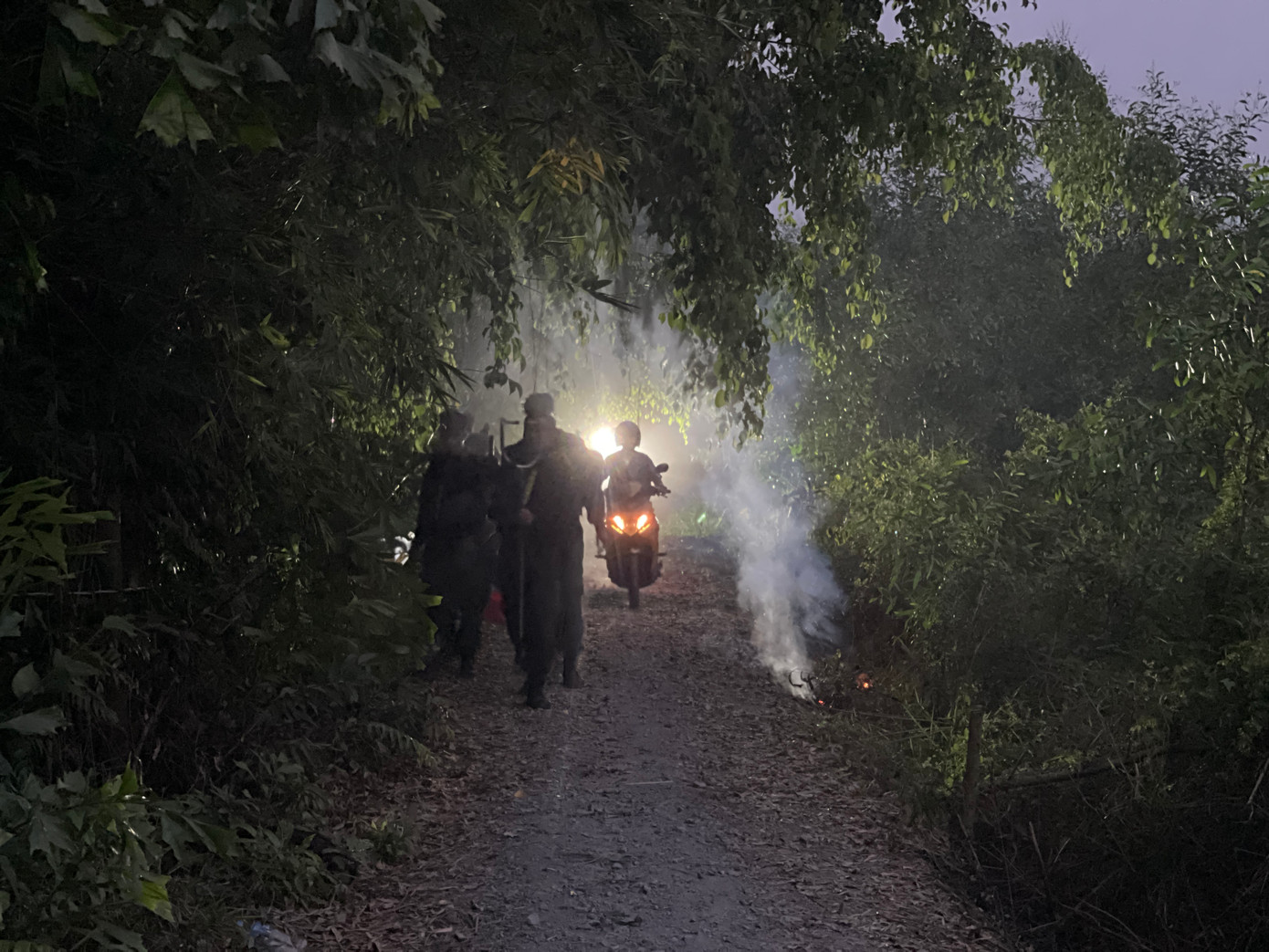 Lực lượng chức năng tổ chức truy tìm xuyên đêm.