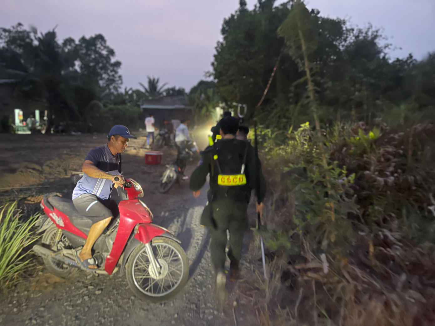 Lực lượng chức năng tổ chức truy tìm xuyên đêm.