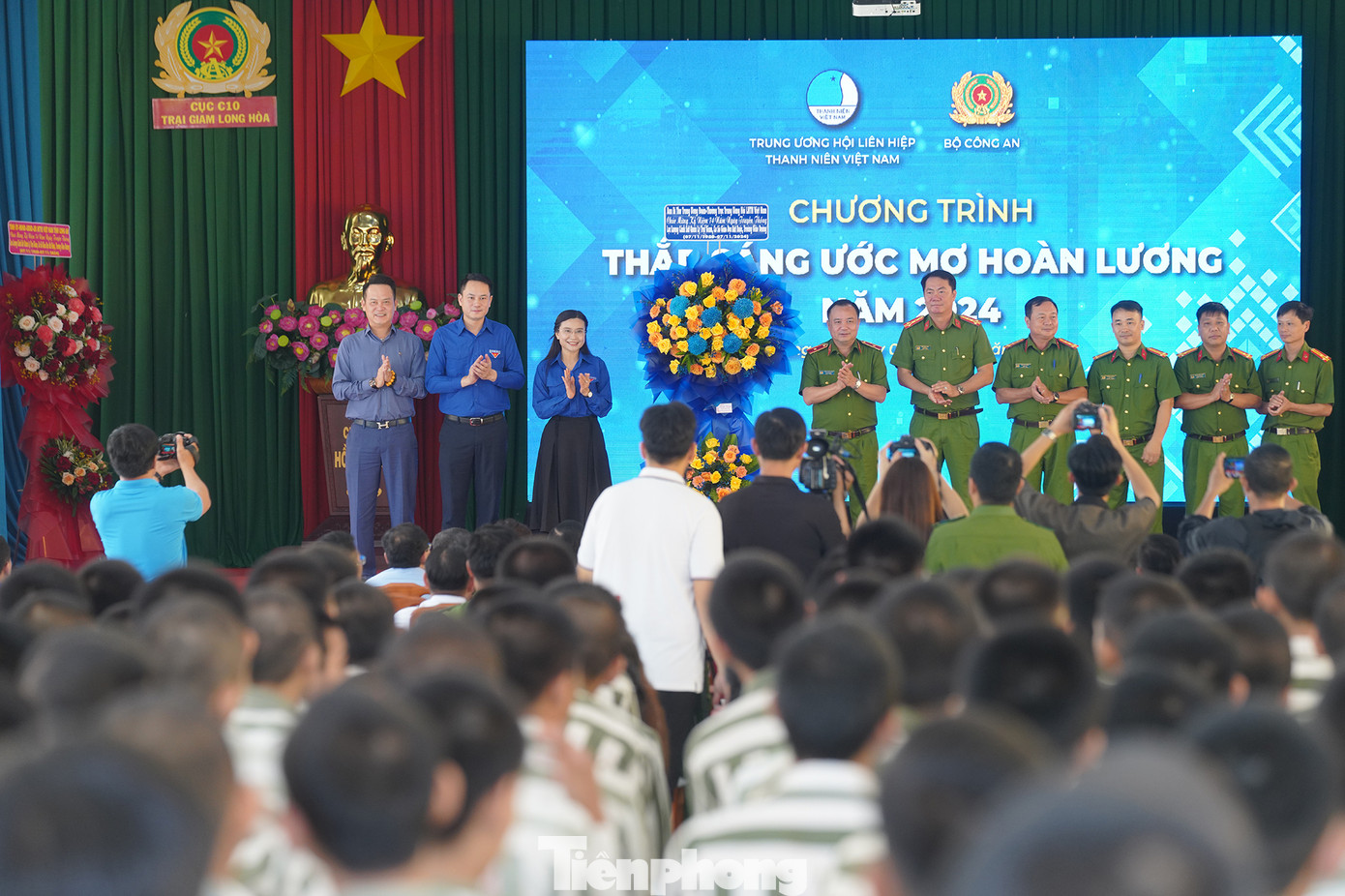 Chị Nguyễn Phạm Duy Trang (thứ 3 từ trái sang), Bí thư Ban Chấp hành TƯ Đoàn, Chủ tịch Hội đồng Đội TƯ và anh Nguyễn Kim Quy (thứ 2 từ trái sang), Ủy viên Ban Thường vụ, Trưởng Ban Đoàn kết tập hợp thanh niên TƯ Đoàn, Phó Chủ tịch Thường trực TƯ Hội LHTN Việt Nam tặng hoa lãnh đạo Cục Cảnh sát quản lý trại giam, cơ sở giáo dục bắt buộc, trường giáo dưỡng, Bộ Công an.