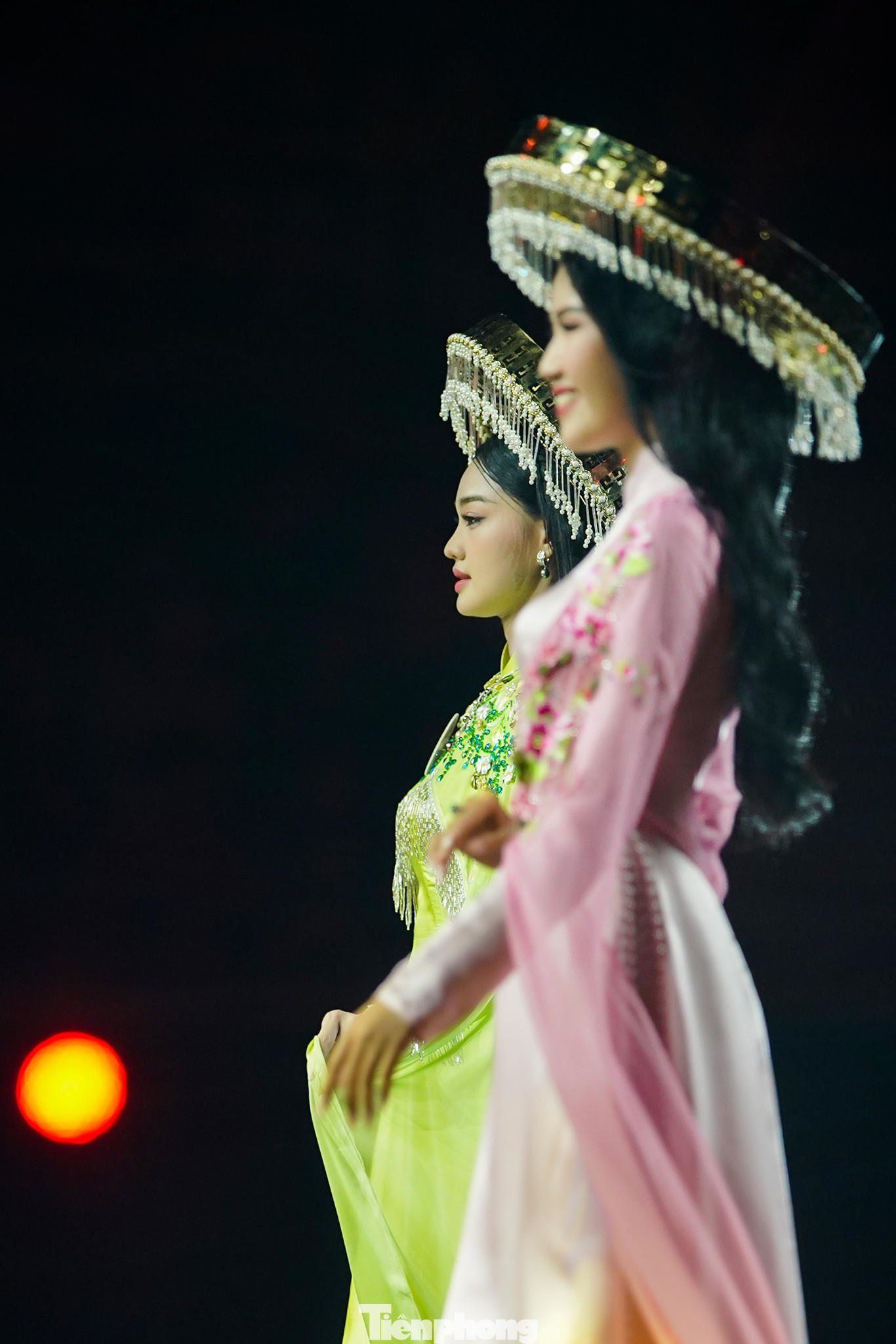 Góc nghiêng của Bé Quyên trong phần trình diễn áo dài.