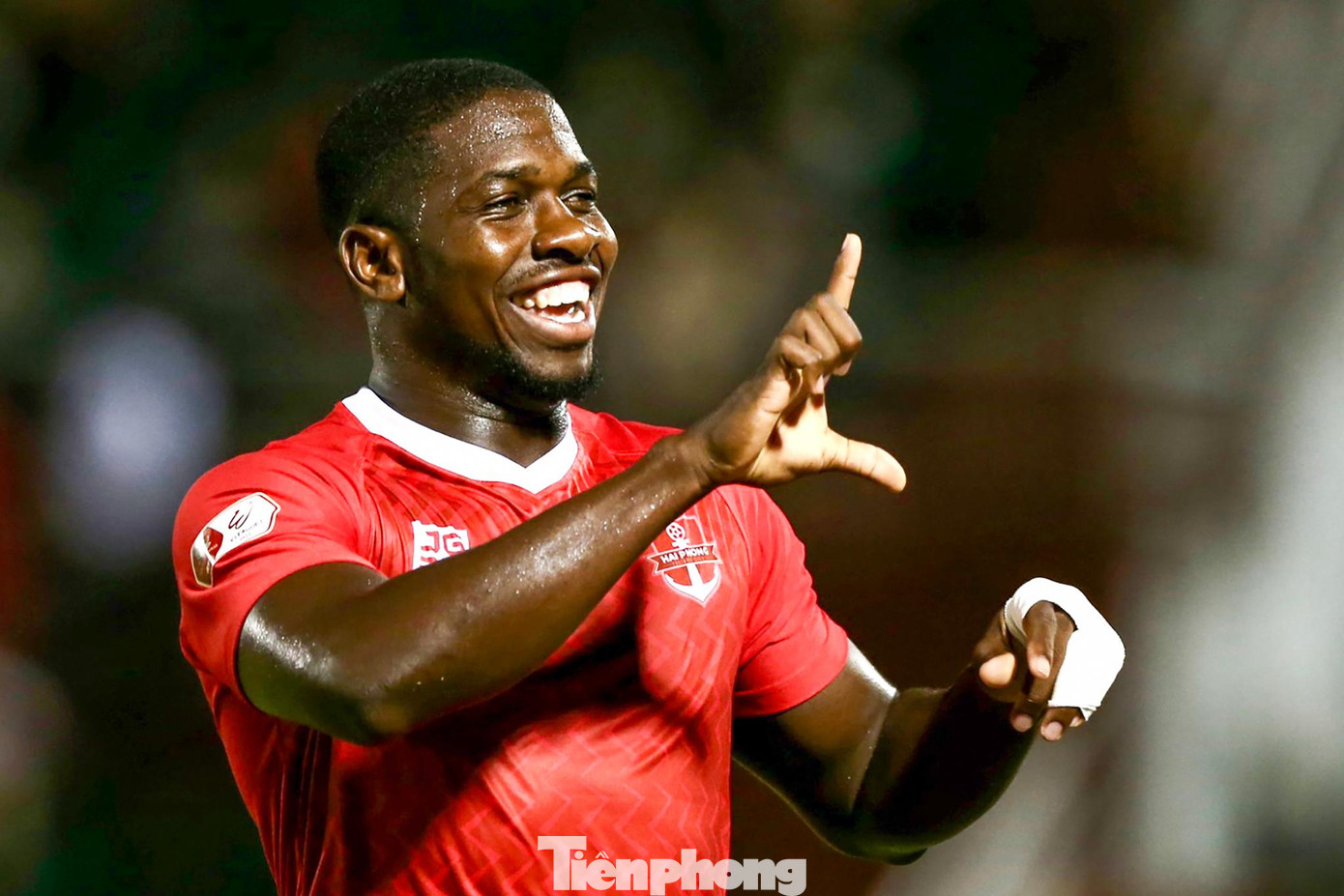 Phút thứ 3, Rimario mở tỷ số cho Hải Phòng. Đón đường chuyền của đồng đội bên cánh phải, tiền đạo vừa trở lại sau án treo giò Rimario khống chế bằng ngực rồi sút tung lưới TPHCM. Phút thứ 3, Rimario mở tỷ số cho Hải Phòng. Đón đường chuyền của đồng đội bên cánh phải, tiền đạo vừa trở lại sau án treo giò Rimario khống chế bằng ngực rồi sút tung lưới TPHCM.