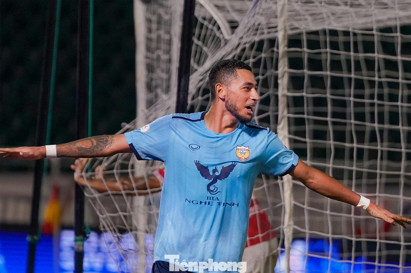 2-0 cho HLHT. Bàn thắng đến từ pha phản công sắc bén. Oliveira ghi bàn bằng một pha lao vào chùi bóng khá đẹp mắt.