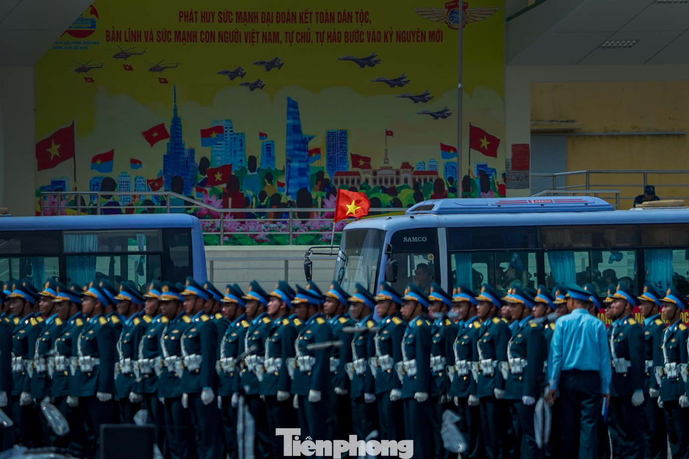 Trước đó, hàng ngàn cán bộ, chiến sĩ của lực lượng Quân đội và Công an đã cơ động từ miền Bắc vào thành phố Biên Hòa, tỉnh Đồng Nai hợp luyện và sẵn sàng cho lễ diễu binh, diễu hành kỷ niệm 50 năm Ngày Giải phóng miền Nam, thống nhất đất nước, được tổ chức vào sáng 30/4 tại thành phố mang tên Bác.