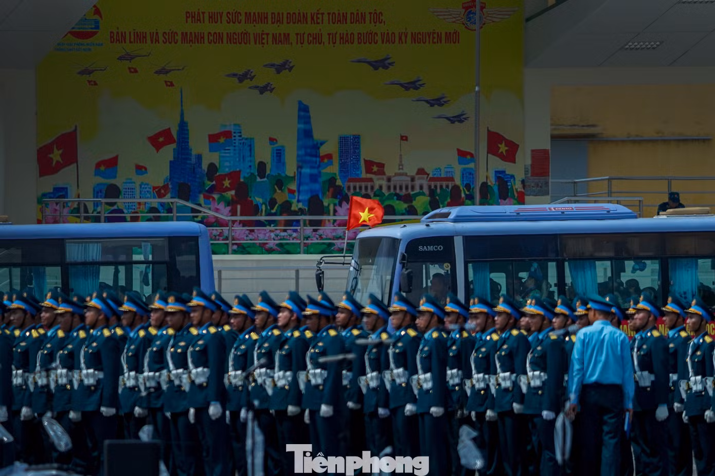 Trước đó, hàng ngàn cán bộ, chiến sĩ của lực lượng Quân đội và Công an đã cơ động từ miền Bắc vào thành phố Biên Hòa, tỉnh Đồng Nai hợp luyện và sẵn sàng cho lễ diễu binh, diễu hành kỷ niệm 50 năm Ngày Giải phóng miền Nam, thống nhất đất nước, được tổ chức vào sáng 30/4 tại thành phố mang tên Bác.