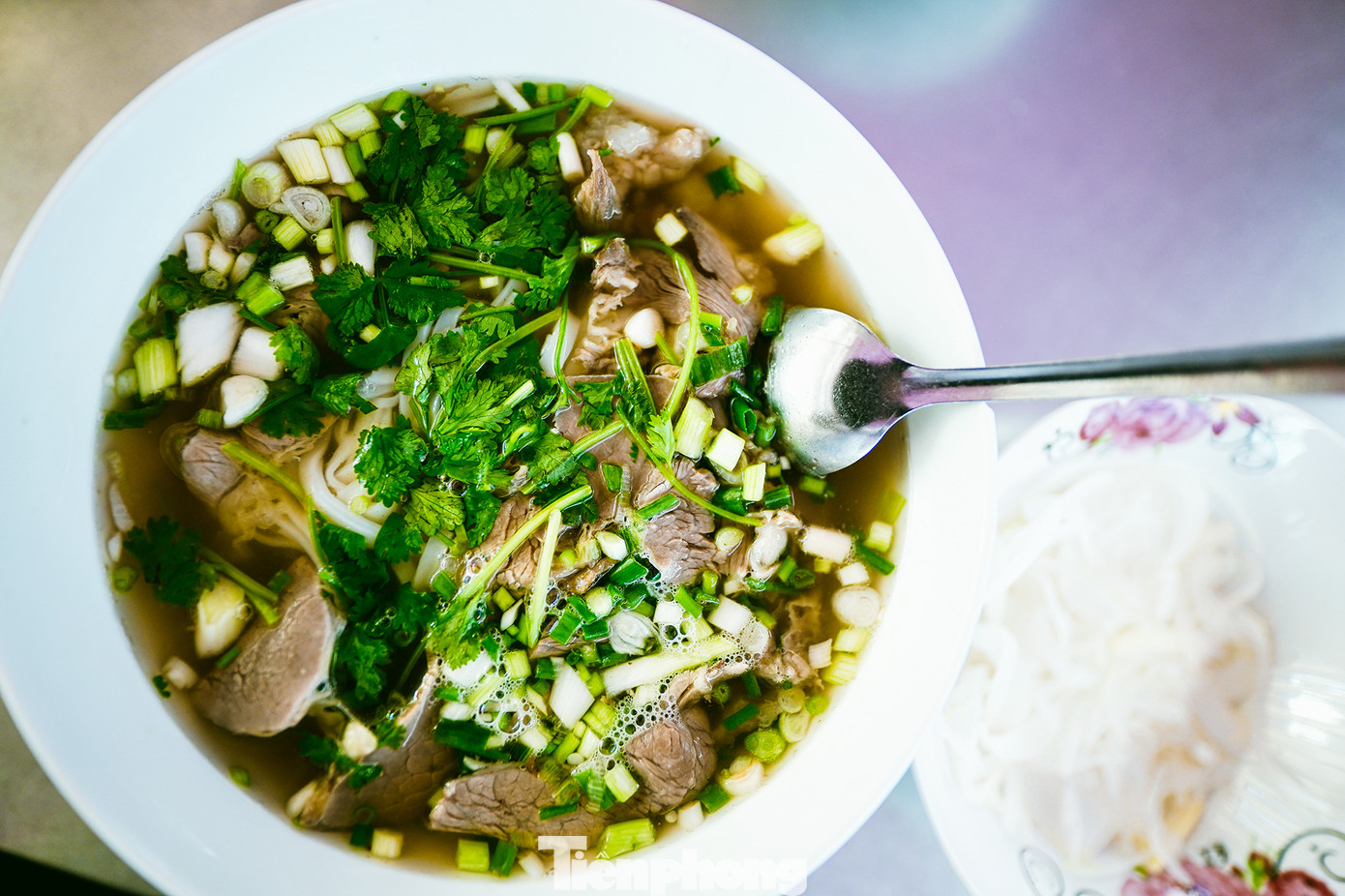 Người Sài Gòn cũng rất chuộng hương vị phở Bắc đúng điệu, có lẽ vì vậy mà nơi đây vẫn giữ chân được thực khách Sài Gòn qua bao thập kỷ.