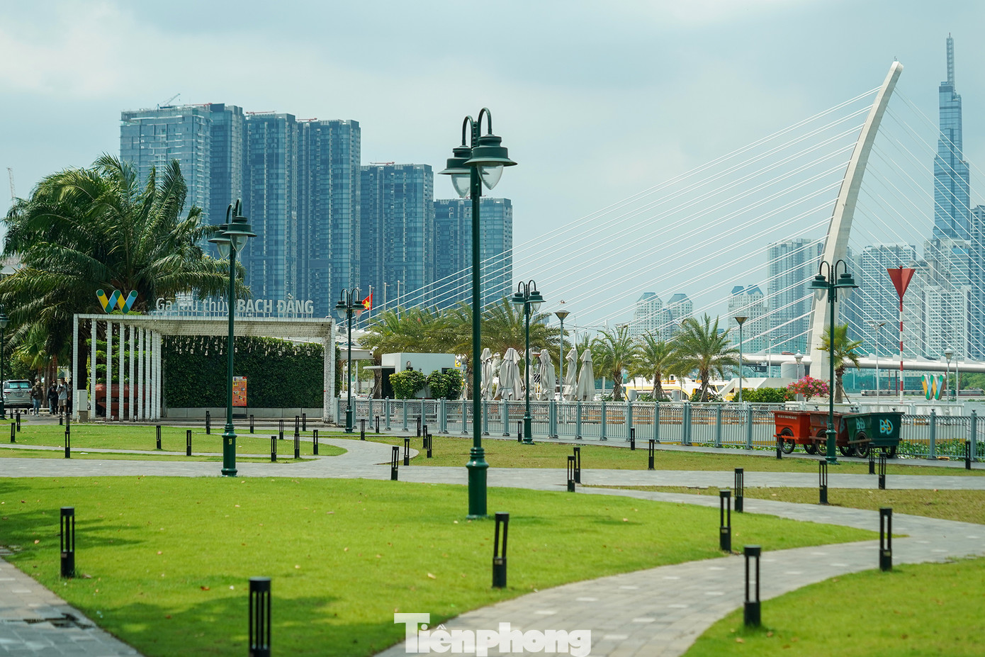 Công viên bến Bạch Đằng trưa nắng không một bóng du khách.