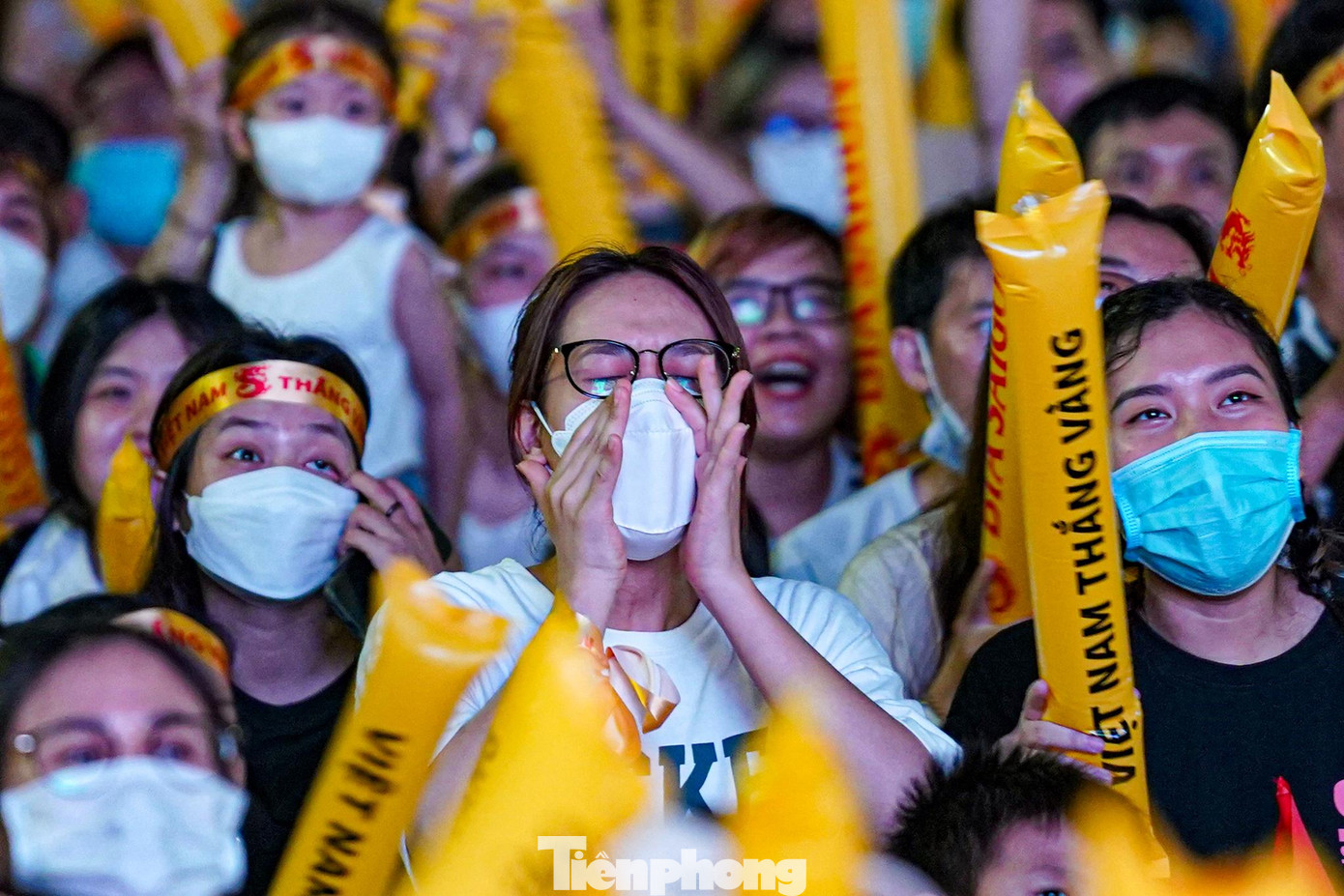 Một cổ động viên hò hét hết mình trong chiếc khẩu trang. Một cổ động viên hò hét hết mình trong chiếc khẩu trang.