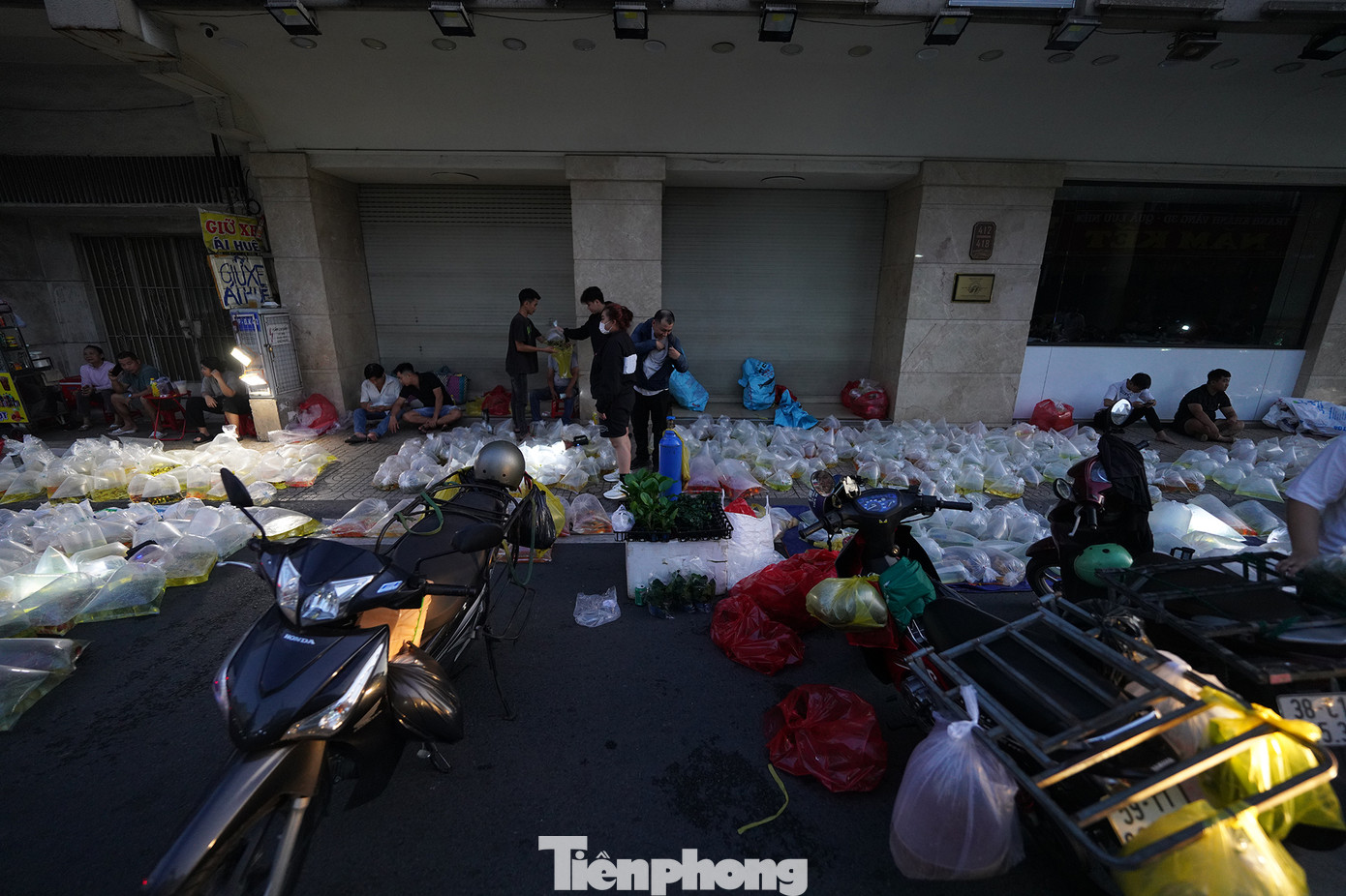 Theo các chủ hàng, từ sau dịch COVID 19, phiên chợ này có phần vắng khách và chỉ đông vào cuối tuần. "Ngày trong tuần, có khi tôi không dọn hàng vì lỗ công di chuyển đến đây mà không có khách mua. Bán ở đây tôi thấy hầu như không có khách hỏi giá cho có, vì giờ này đi mua cá là chắc chắn phải là dân buôn và dân chơi cá cảnh", anh Lê Thái Lâm, nhà huyện Bình Chánh cho biết.