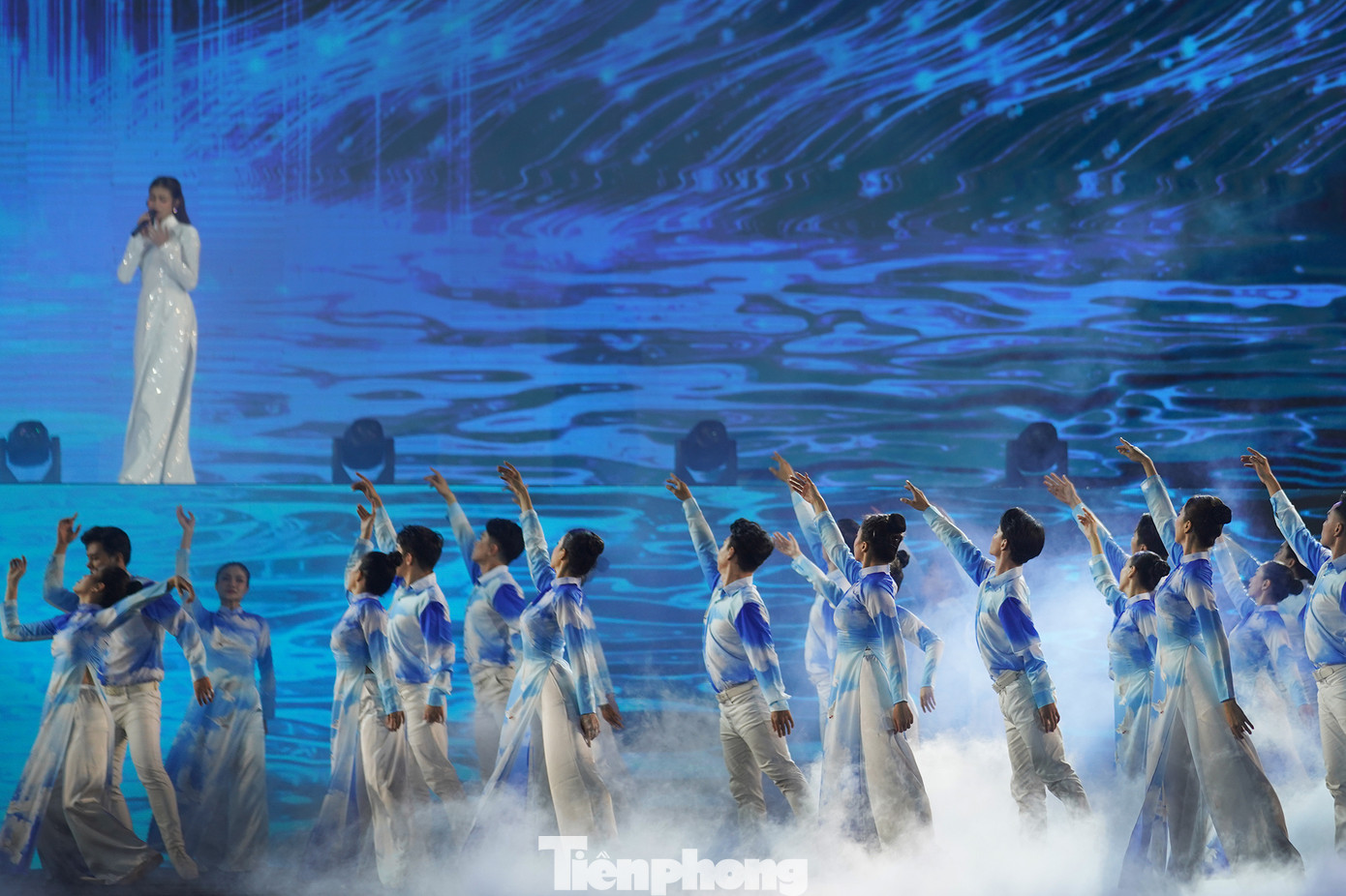 Á hậu Thu Hiền biểu diễn ca khúc Khát vọng trên sân khấu được đầu tư mạnh về âm thanh, ánh sáng và dàn vũ công hoành tráng.