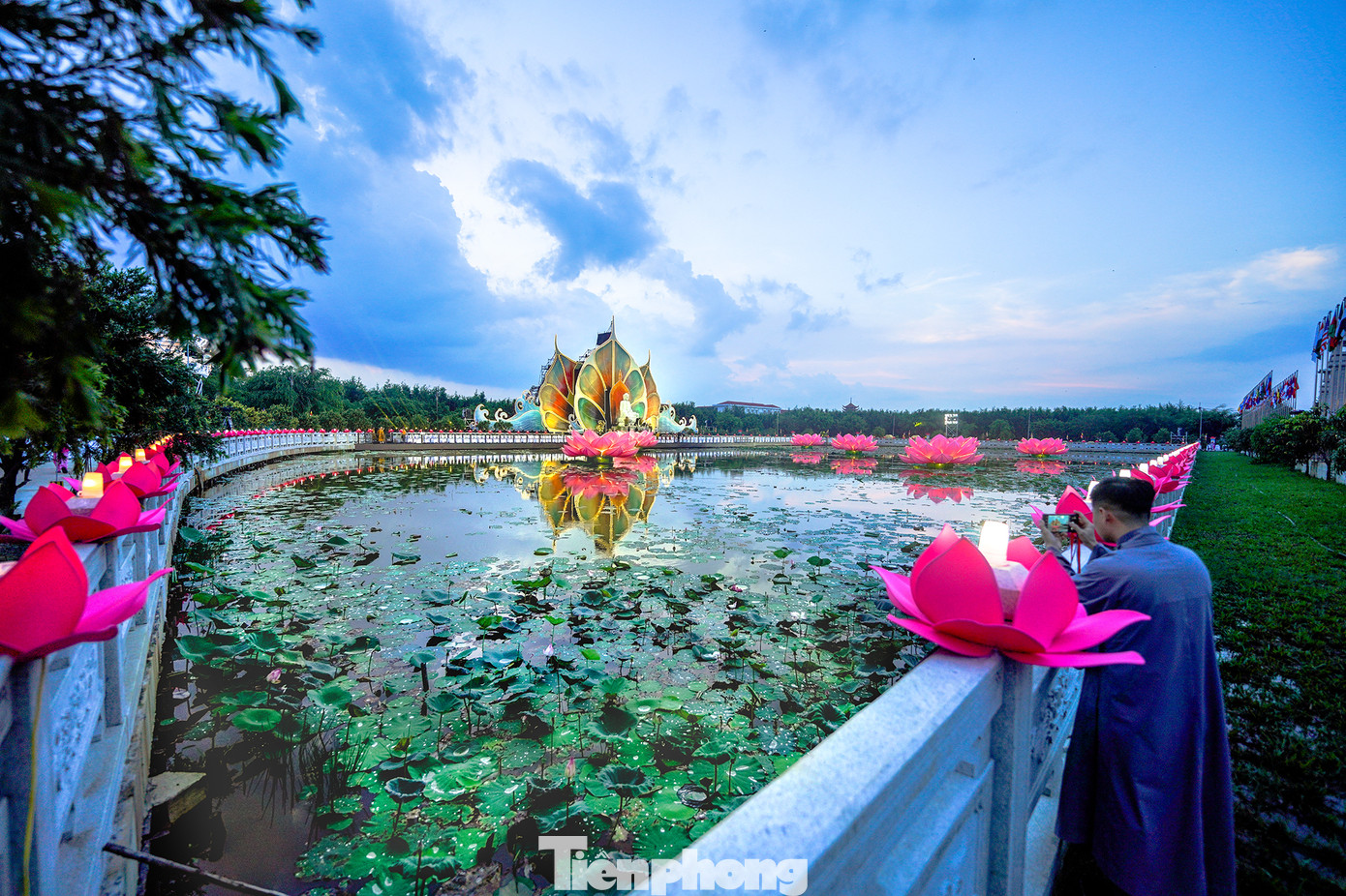 Hồ Bán Nguyệt là nơi diễn ra nghi thức thả hoa đăng nên đã được trang trí đèn hoa lộng lẫy từ trước nhiều ngày.