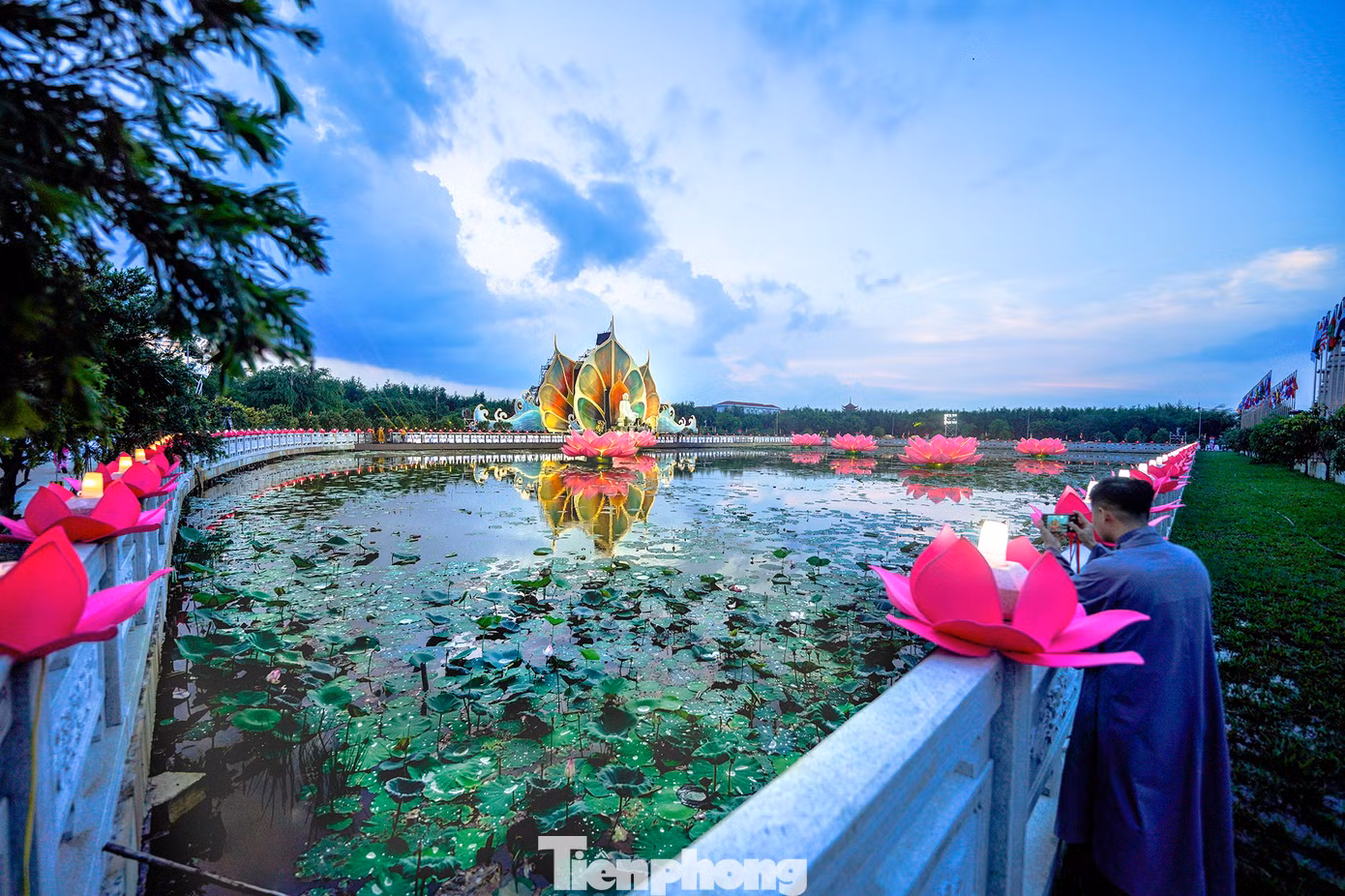 Hồ Bán Nguyệt là nơi diễn ra nghi thức thả hoa đăng nên đã được trang trí đèn hoa lộng lẫy từ trước nhiều ngày.