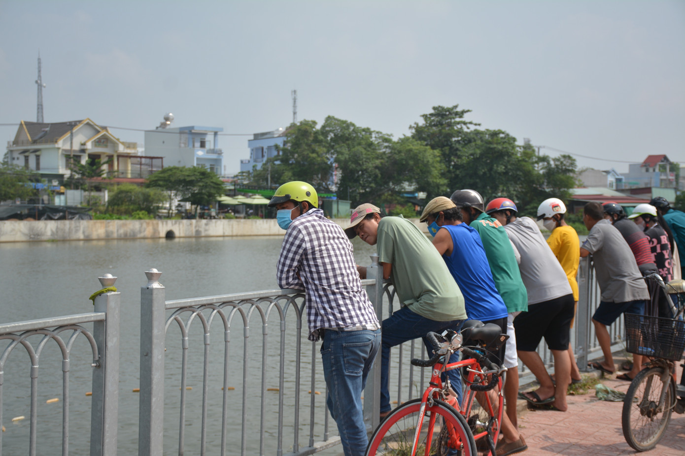 Người dân hiếu kỳ theo dõi vụ việc.