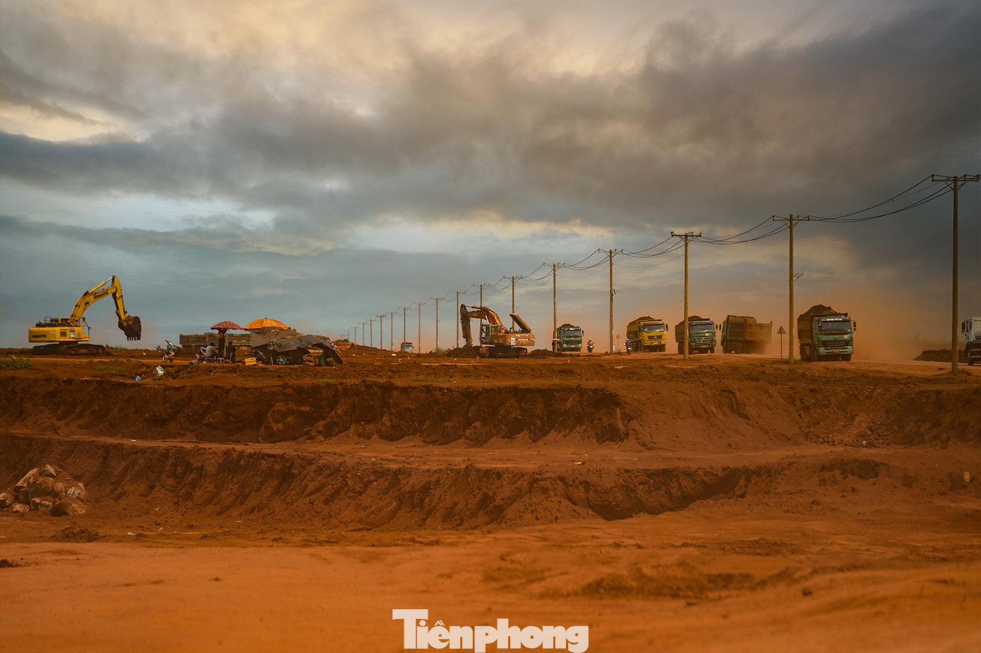 "Dự án sân bay quốc tế Long Thành đang gấp rút triển khai để có thể đưa vào khai thác vào tháng 9/2025. Do đó, tỉnh mong các doanh nghiệp tập trung đầu tư các dự án trên nhiều lĩnh vực từ bây giờ để khi sân bay đưa vào khai thác sẽ có các dịch vụ đi kèm”, Chủ tịch UBND tỉnh Đồng Nai Cao Tiến Dũng nói. "Dự án sân bay quốc tế Long Thành đang gấp rút triển khai để có thể đưa vào khai thác vào tháng 9/2025. Do đó, tỉnh mong các doanh nghiệp tập trung đầu tư các dự án trên nhiều lĩnh vực từ bây giờ để khi sân bay đưa vào khai thác sẽ có các dịch vụ đi kèm”, Chủ tịch UBND tỉnh Đồng Nai Cao Tiến Dũng nói.