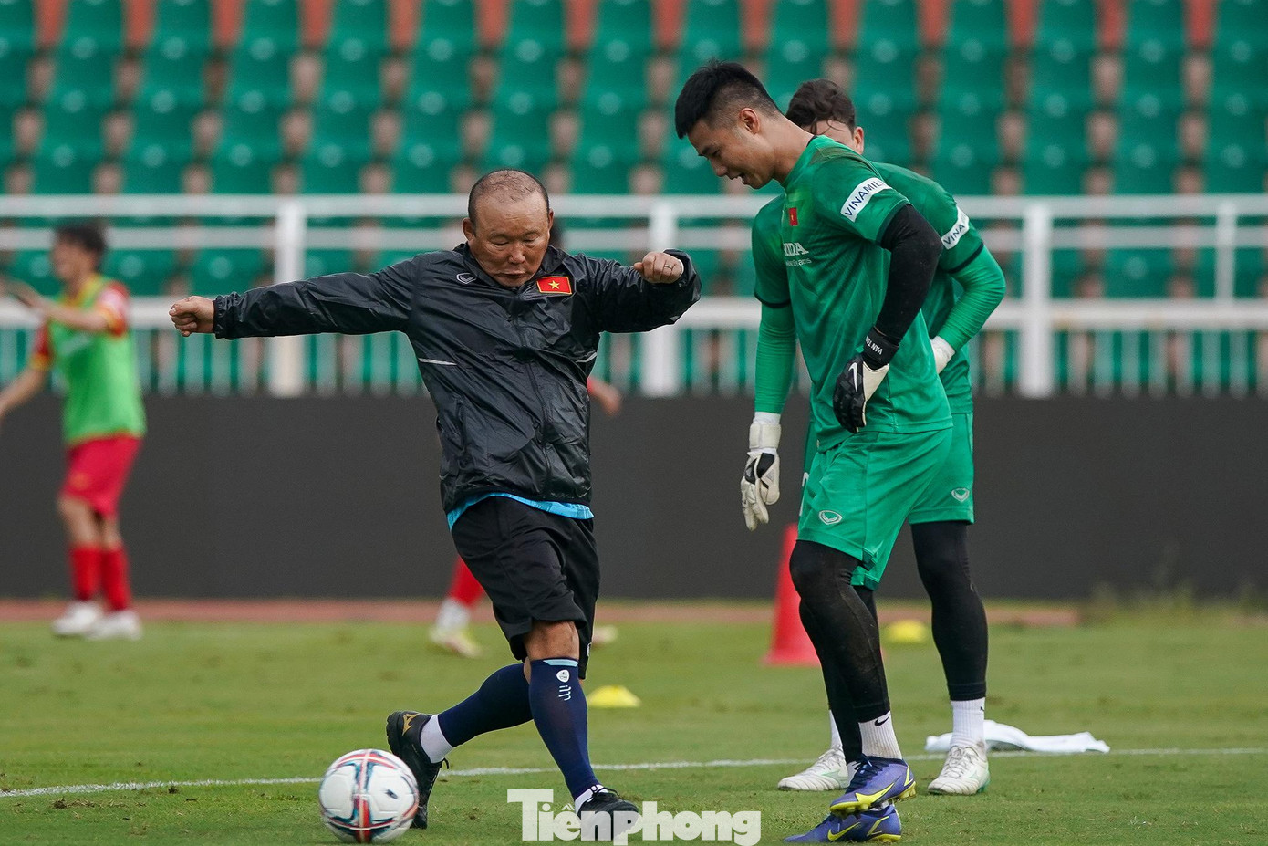 Tranh cướp bóng tay đôi với Văn Toản. Nói về trường hợp của Văn Toản, thầy Park thẳng thắn: &quot;Tôi biết Văn Toản chấn thương, nhưng tôi vẫn gọi. Nhưng thực tế cậu ấy vẫn tập bình thường, tiêu chí gọi mỗi người mỗi khác. Tôi vẫn tin Văn Toản&quot;.